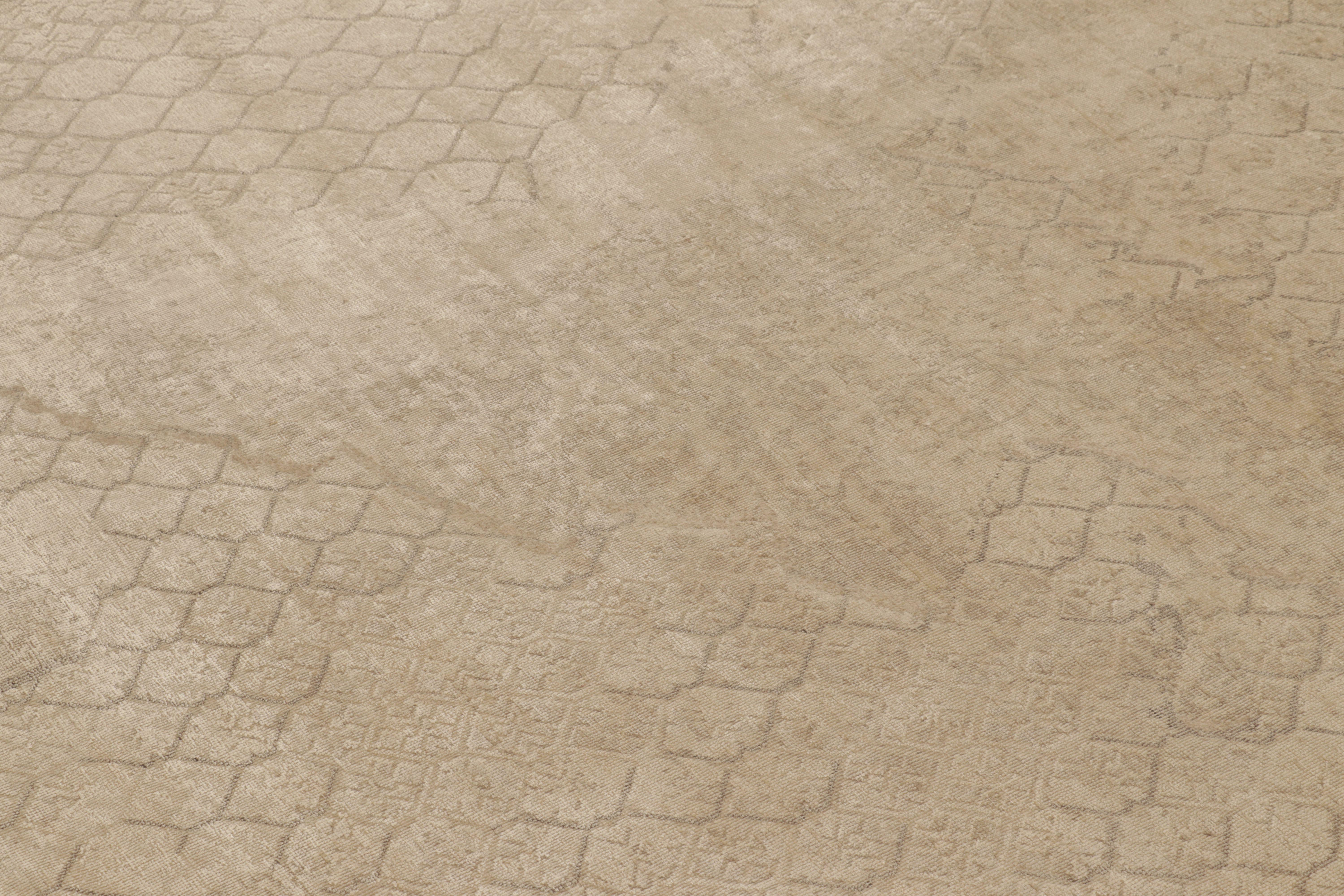 Noué à la main Rug & Kilim's Modern Classic Rug in Beige and Ecru Geometric Abstract Pattern (tapis moderne classique en beige et écru à motifs géométriques abstraits) en vente