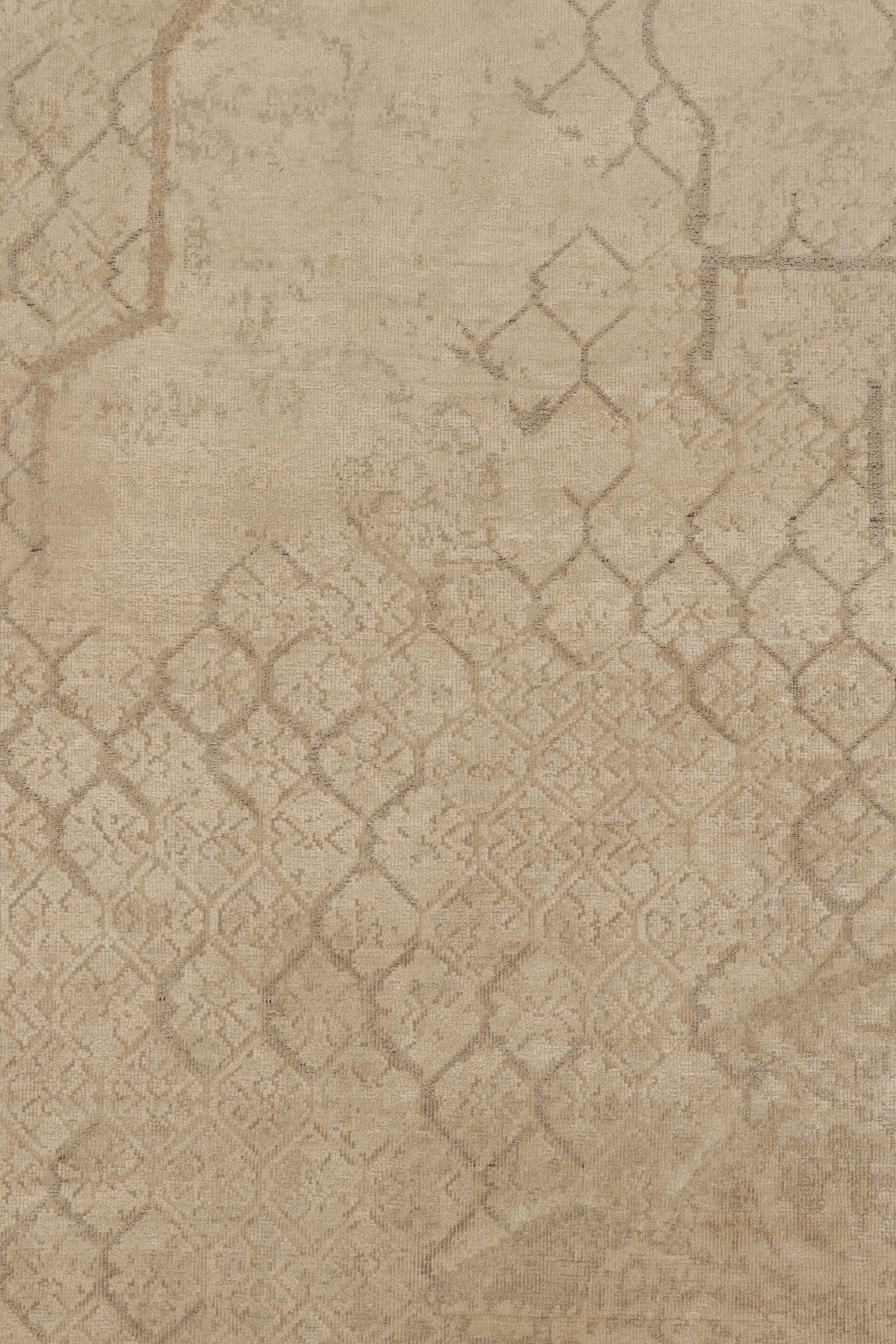 Rug & Kilim's Modern Classic Rug in Beige and Ecru Geometric Abstract Pattern (tapis moderne classique en beige et écru à motifs géométriques abstraits) Neuf - En vente à Long Island City, NY