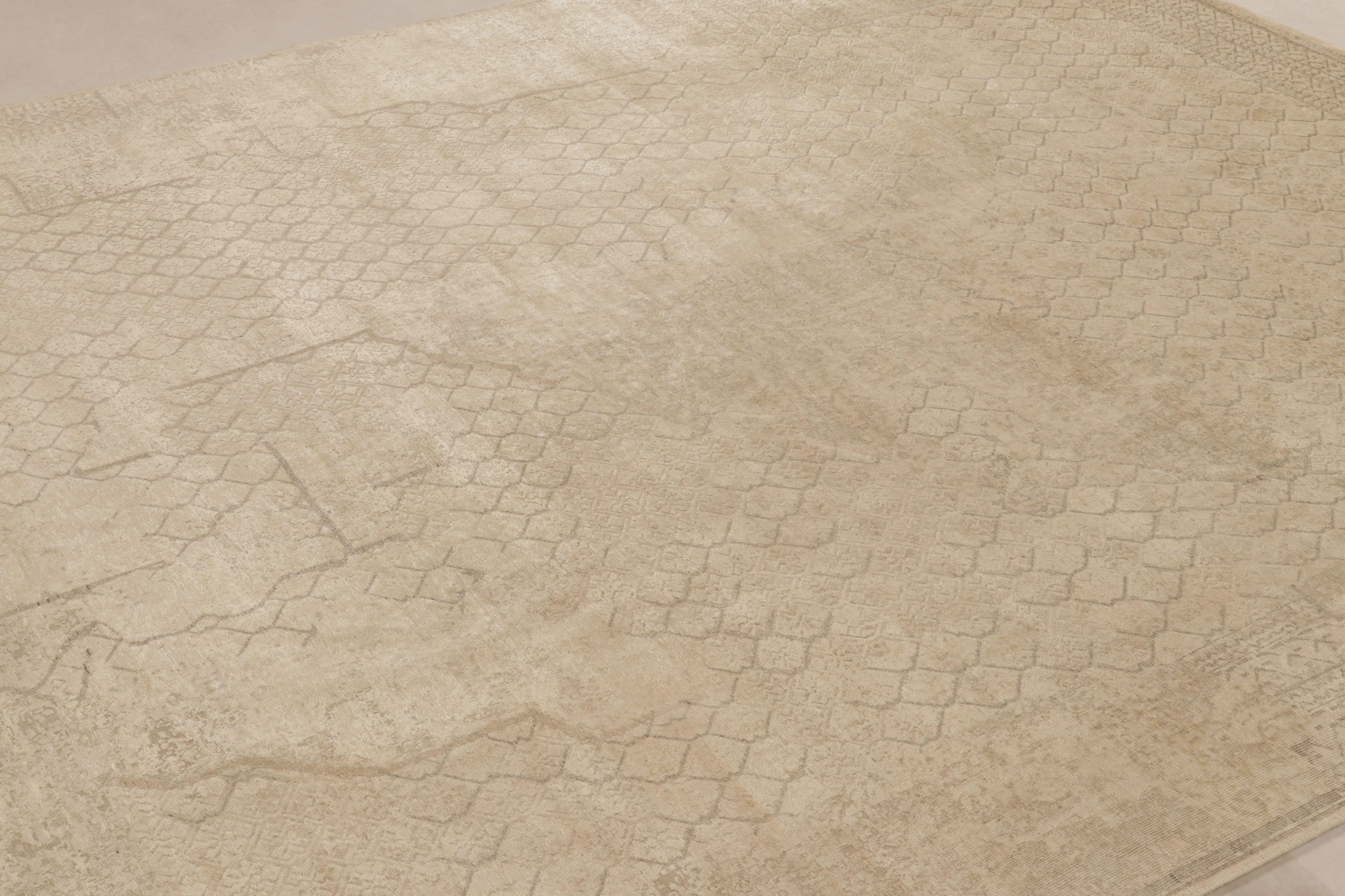 XXIe siècle et contemporain Rug & Kilim's Modern Classic Rug in Beige and Ecru Geometric Abstract Pattern (tapis moderne classique en beige et écru à motifs géométriques abstraits) en vente