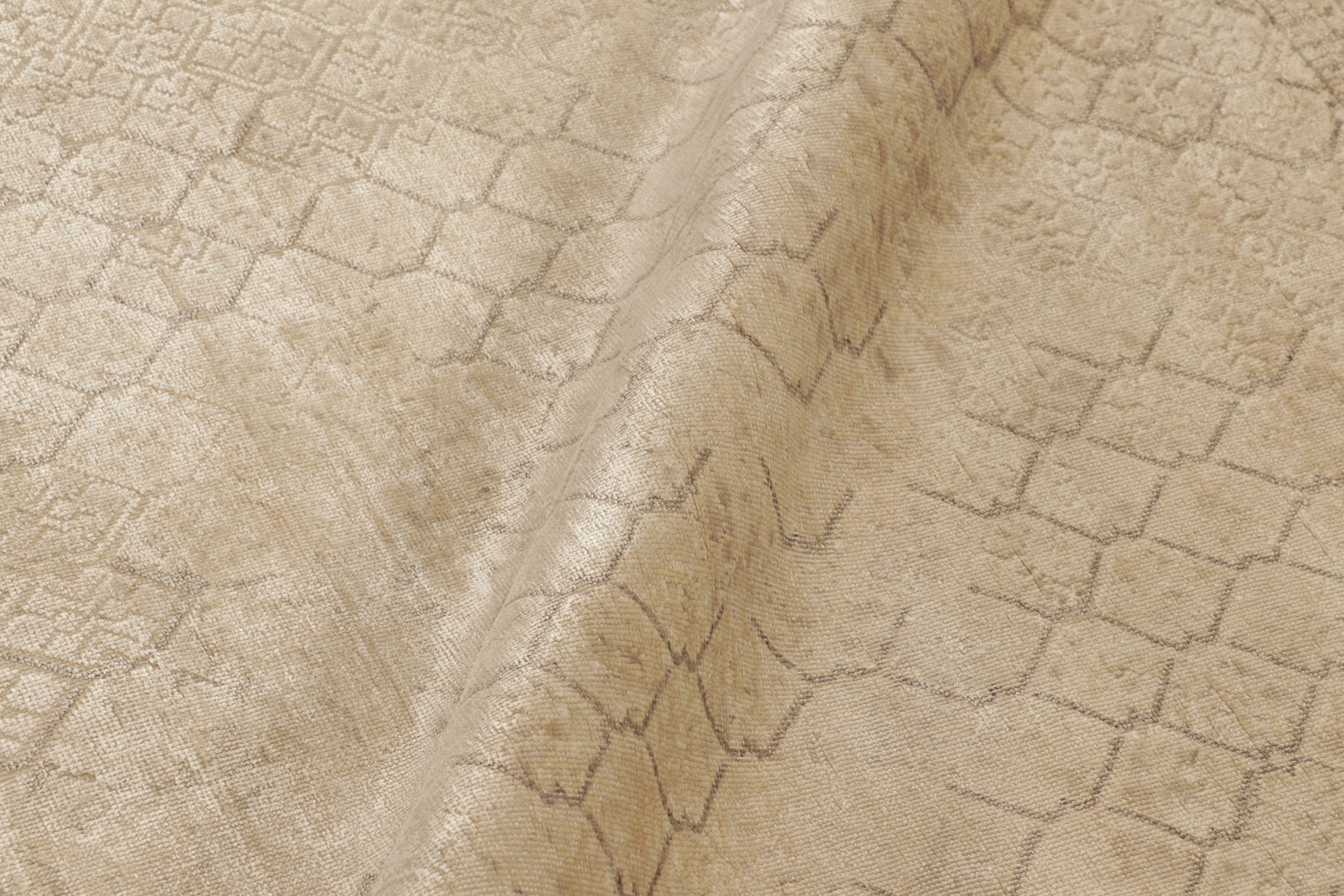 Laine Rug & Kilim's Modern Classic Rug in Beige and Ecru Geometric Abstract Pattern (tapis moderne classique en beige et écru à motifs géométriques abstraits) en vente