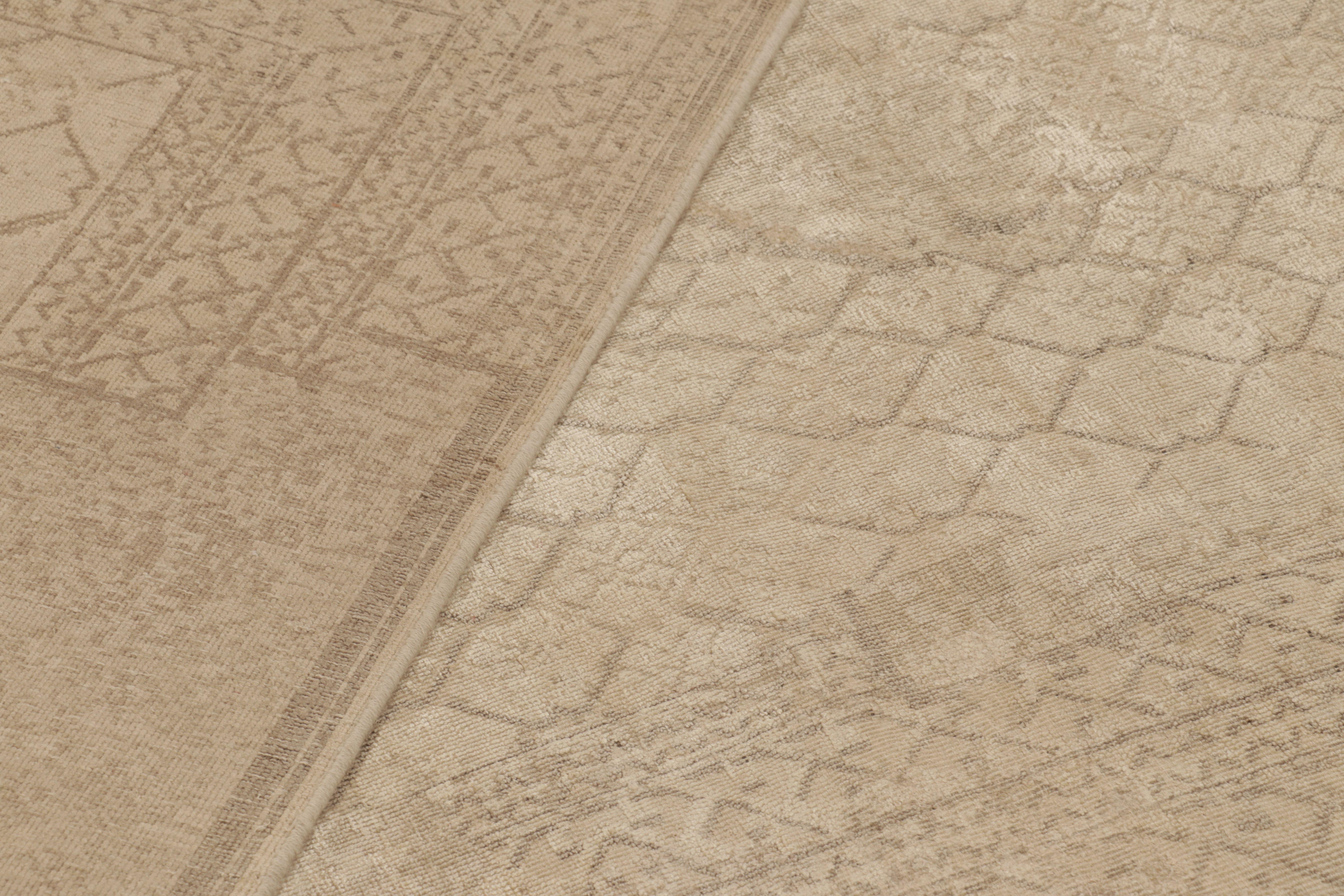 Rug & Kilim's Modern Classic Rug in Beige and Ecru Geometric Abstract Pattern (tapis moderne classique en beige et écru à motifs géométriques abstraits) en vente 1