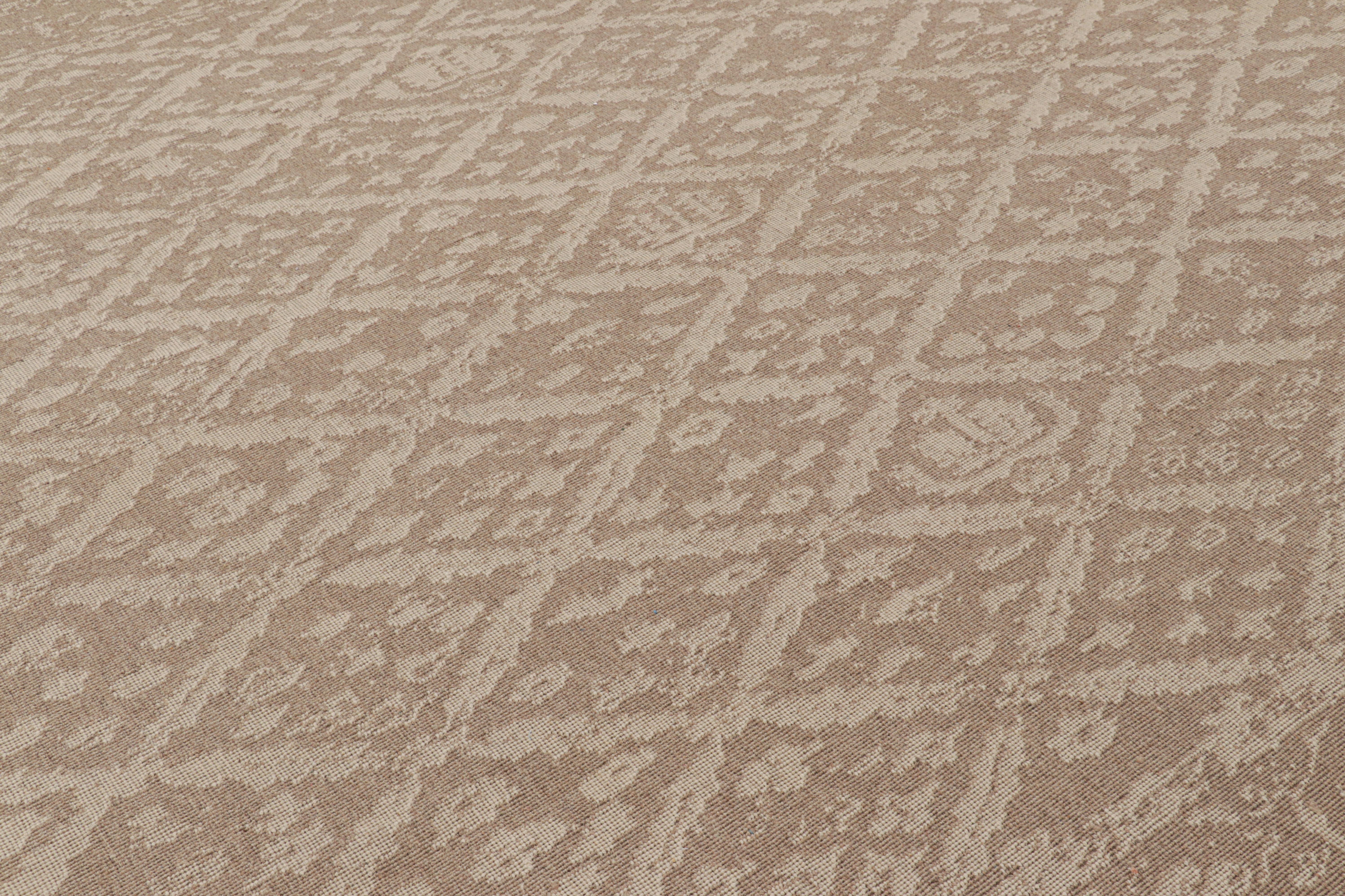 Annodato a mano in lana, questo tappeto Modern Classics 10x13 di Rug & Kilim è caratterizzato da toni beige-marrone e taupe che sottolineano un disegno quasi astratto, ispirato ai motivi reticolari e floreali di tappeti e Kilim antichi e vintage. 