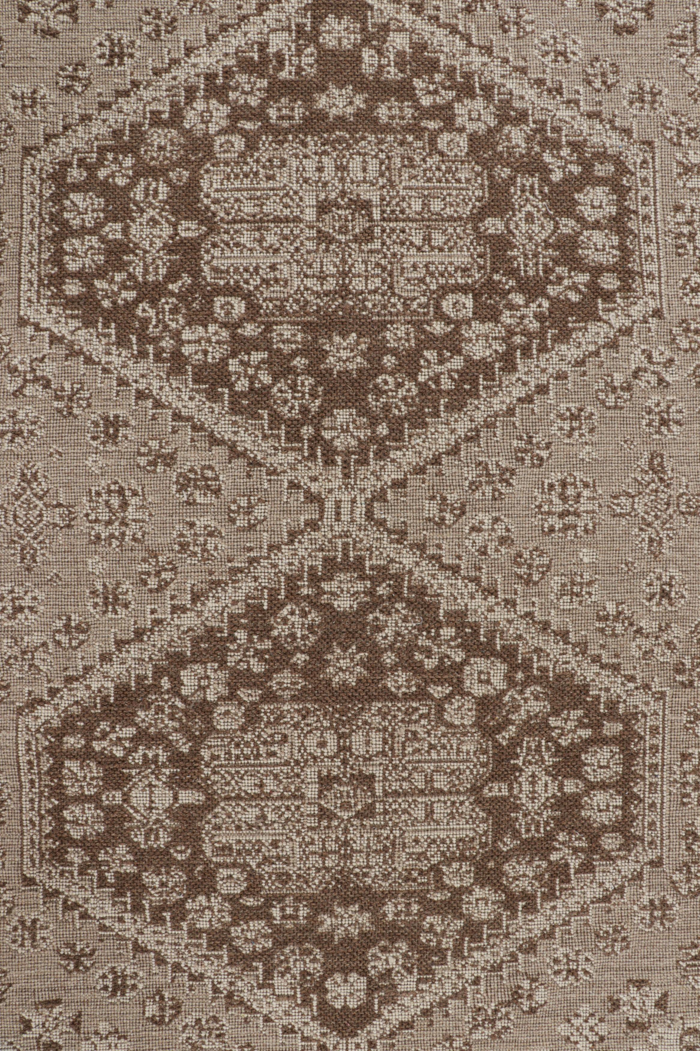 Rug & Kilim's Modern Classics Teppich in Beige-Braun mit Medaillons und Blumenmotiven (Moderne) im Angebot