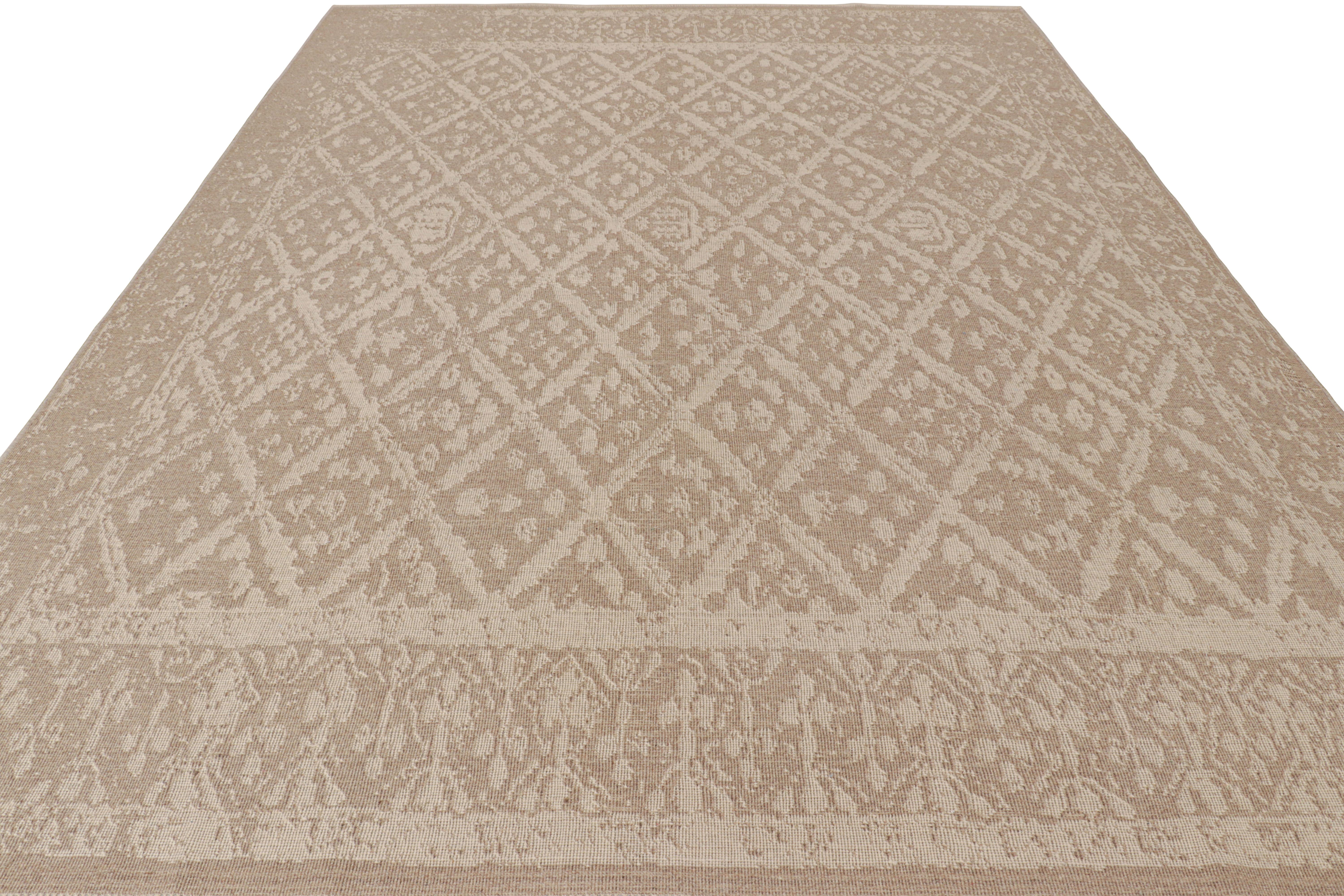 Annodato a mano Rug & Kilim è un tappeto classico moderno in beige-marrone con motivi floreali a reticolo. in vendita
