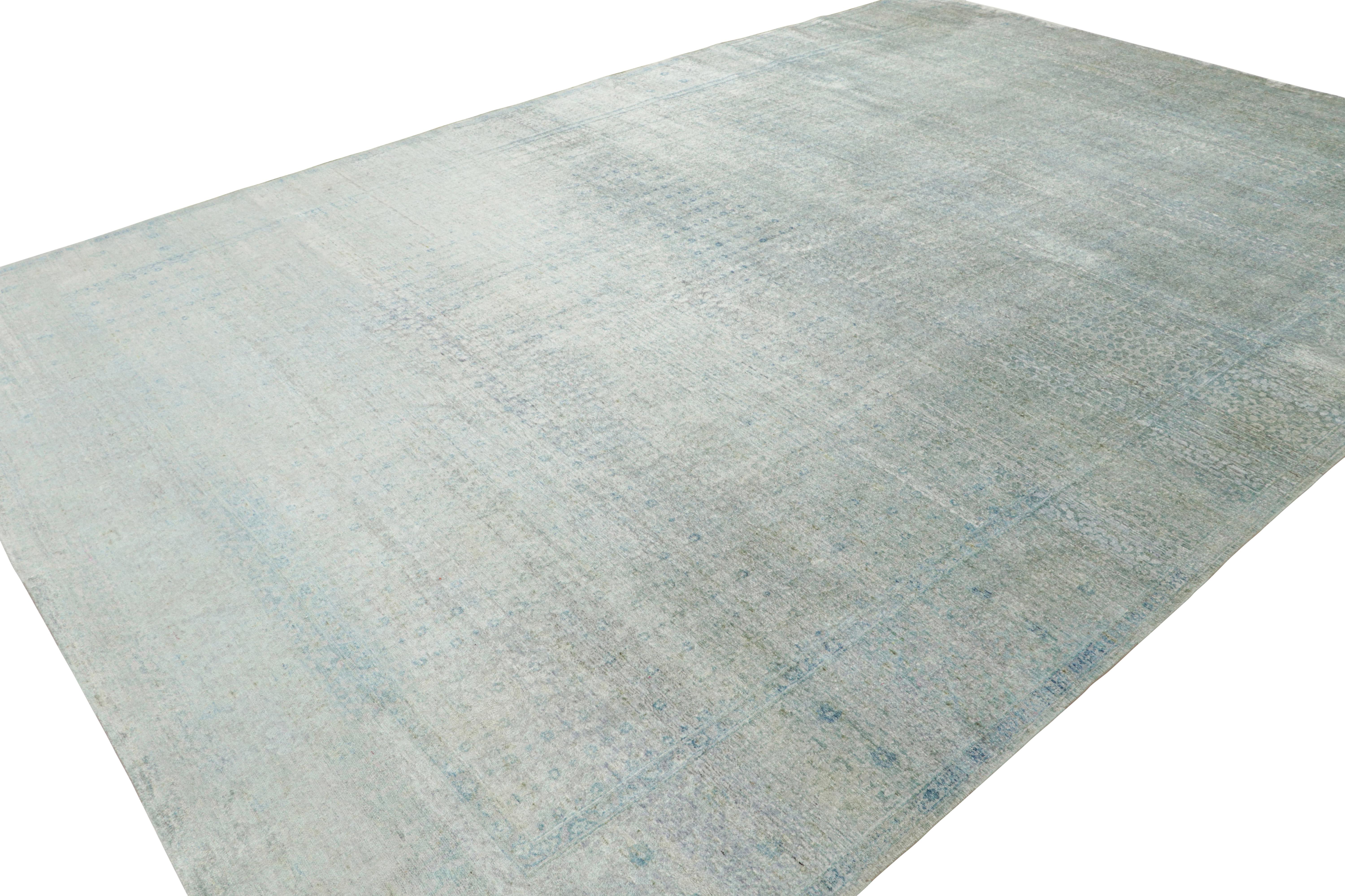 Annodato a mano in seta, questo tappeto classico moderno 10x14 presenta motivi delicati che accompagnano il sottile cambiamento di blu, dal grigio ghiaccio e argenteo a toni più celesti. 

Sul design: 

Capolavoro della collezione Modern Classic,