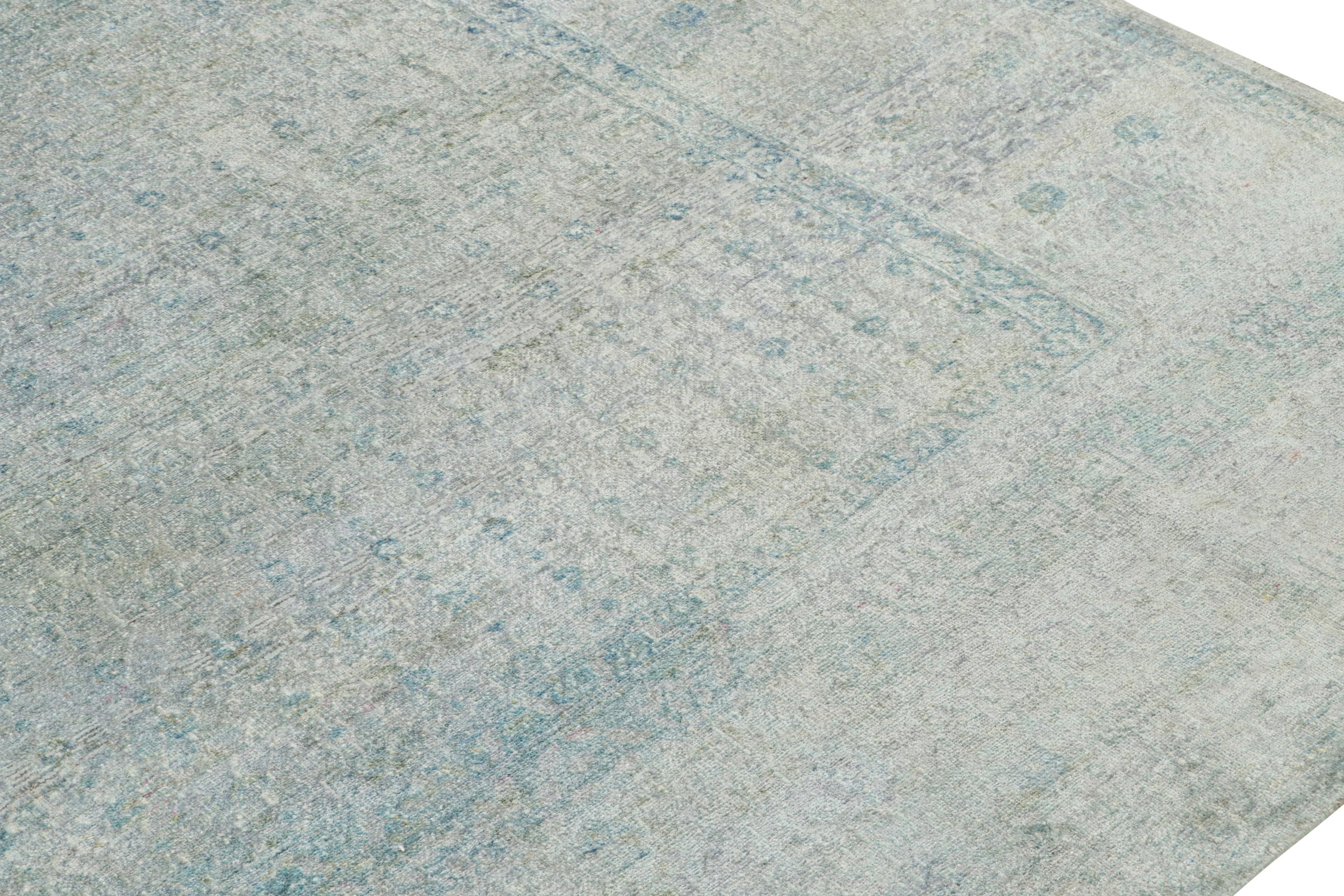 Annodato a mano Rug & Kilim: Tappeto classico moderno con motivi delicati blu e argento/grigio in vendita