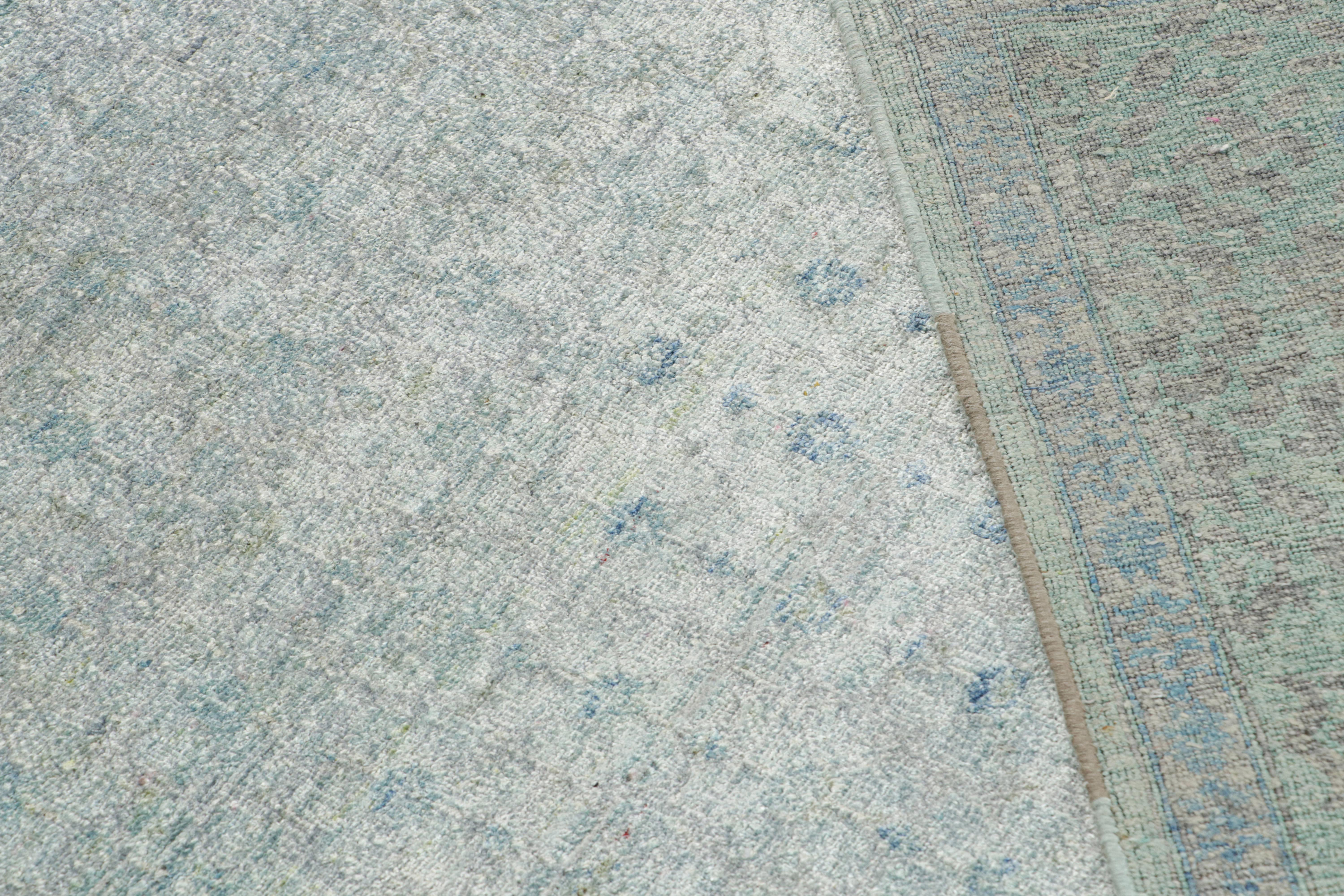 XXI secolo e contemporaneo Rug & Kilim: Tappeto classico moderno con motivi delicati blu e argento/grigio in vendita