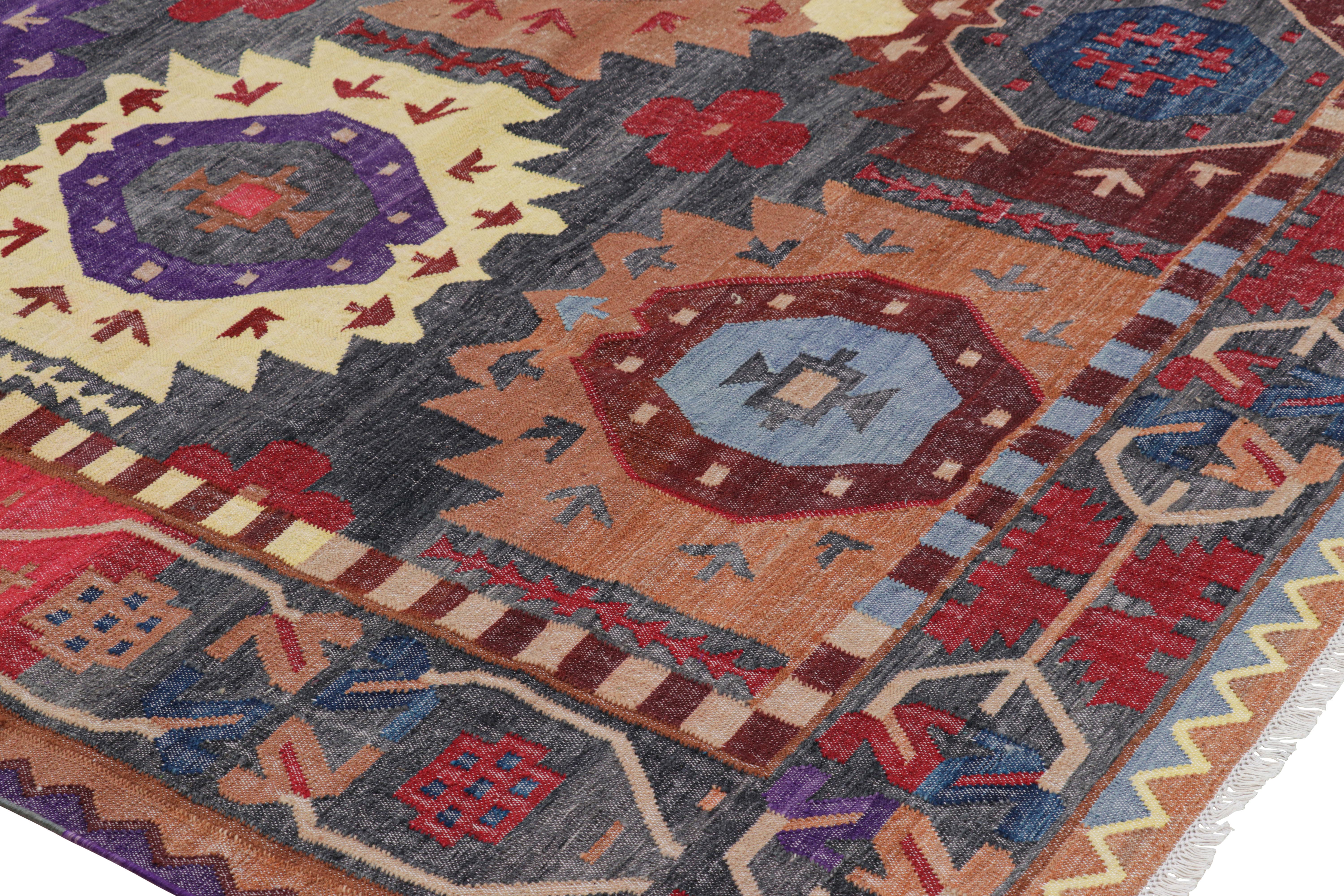 Rug & Kilim's Modern Classics Flachgewebe in Grau mit bunten geometrischen Mustern (Moderne) im Angebot