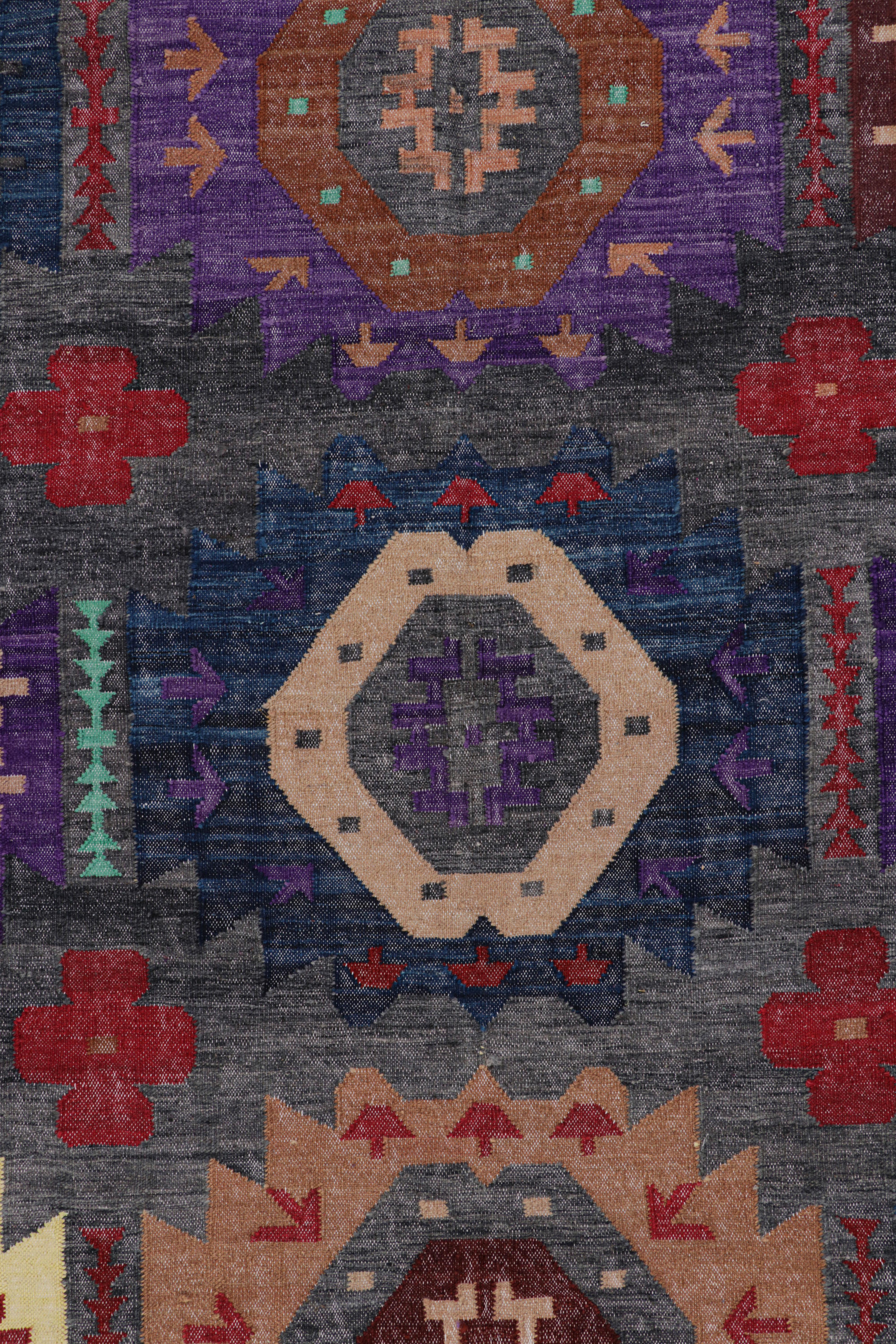 Rug & Kilim's Modern Classics Flachgewebe in Grau mit bunten geometrischen Mustern im Zustand „Neu“ im Angebot in Long Island City, NY