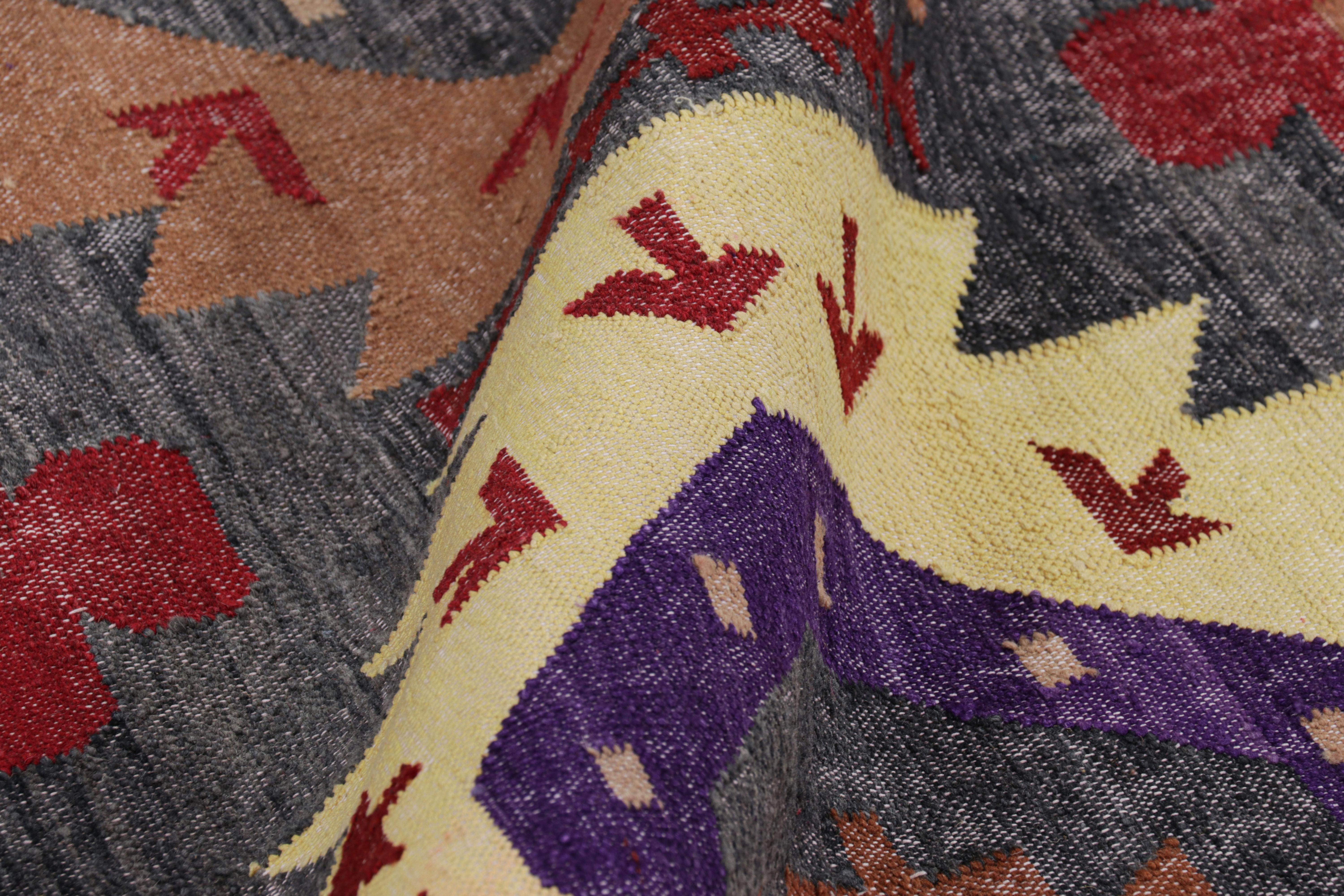 Rug & Kilim's Modern Classics Flachgewebe in Grau mit bunten geometrischen Mustern (21. Jahrhundert und zeitgenössisch) im Angebot