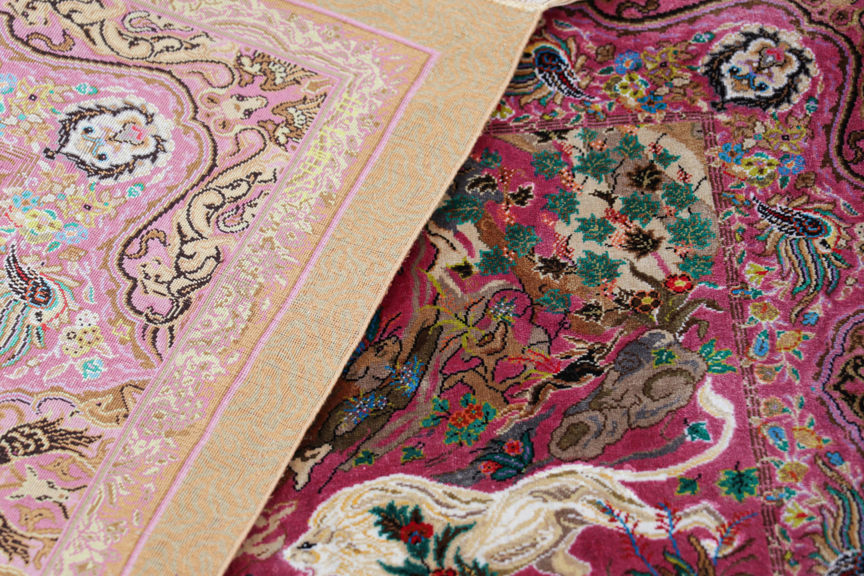 Soie Tapis pictural Modern Classics de Rug & Kilim dans les tons rouge, brun et rose en vente