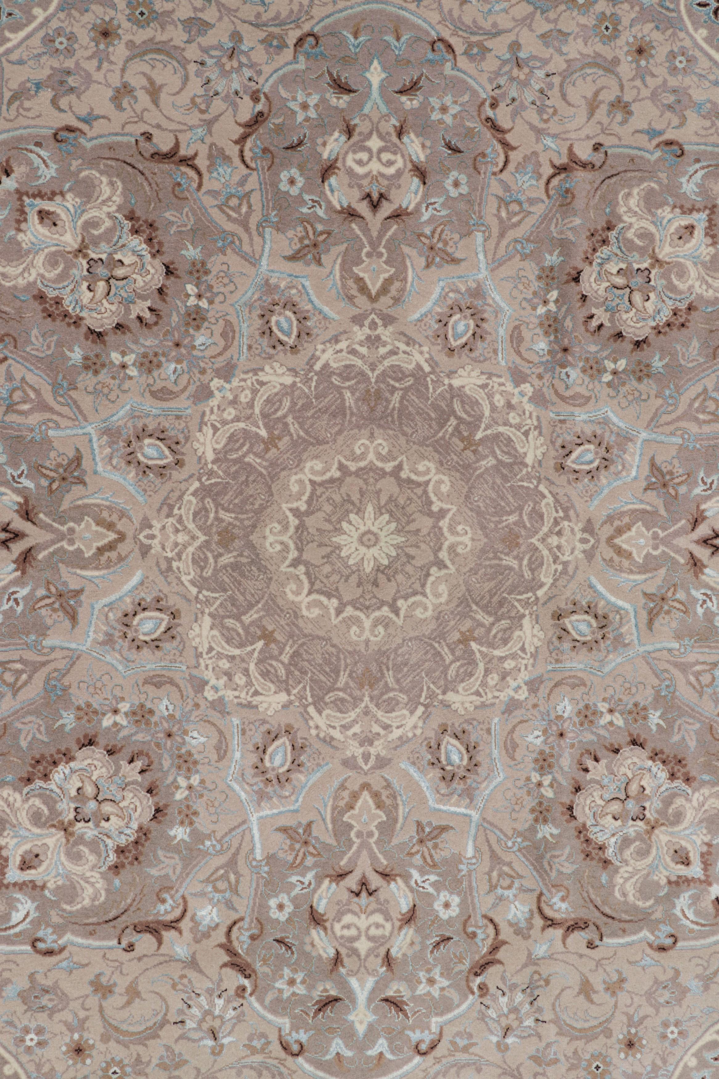 Rug & Kilim's Modern Classics Teppich, Beige und Mauve mit floralem Medaillon Ghapi (Moderne) im Angebot