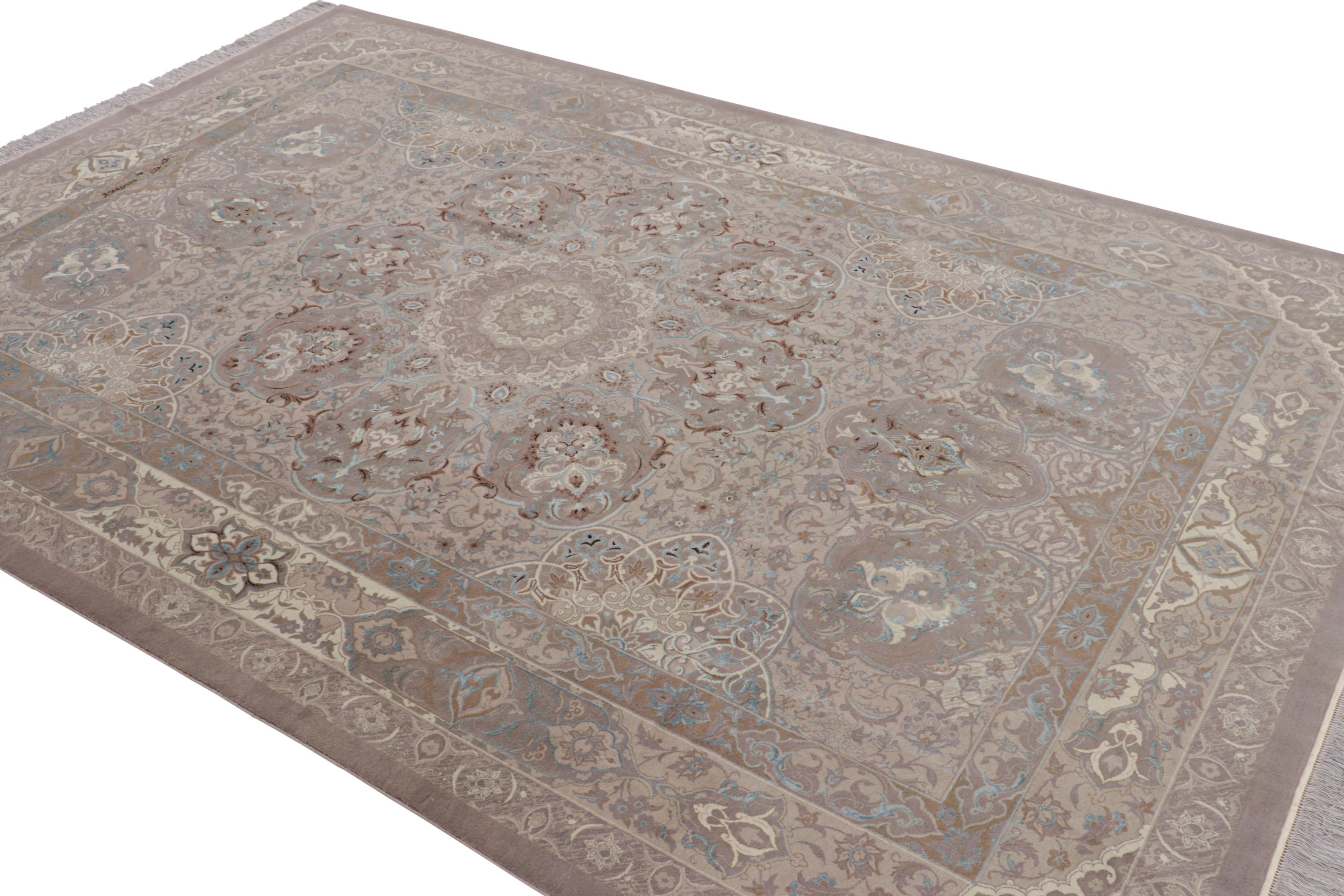Rug & Kilim's Modern Classics Teppich, Beige und Mauve mit floralem Medaillon Ghapi (Indisch) im Angebot