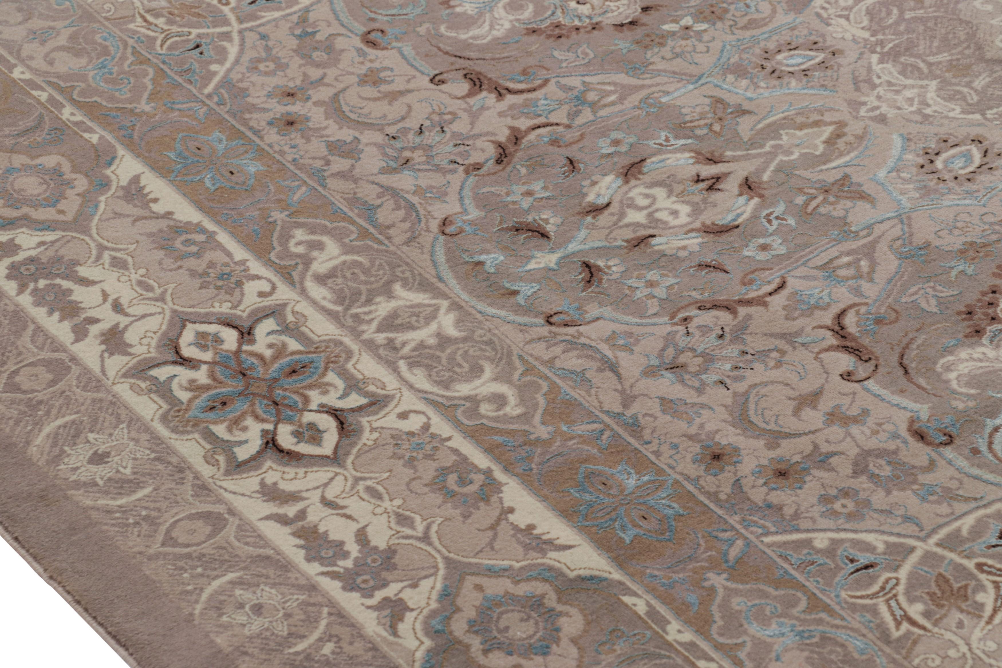 Rug & Kilim's Modern Classics Teppich, Beige und Mauve mit floralem Medaillon Ghapi im Zustand „Neu“ im Angebot in Long Island City, NY