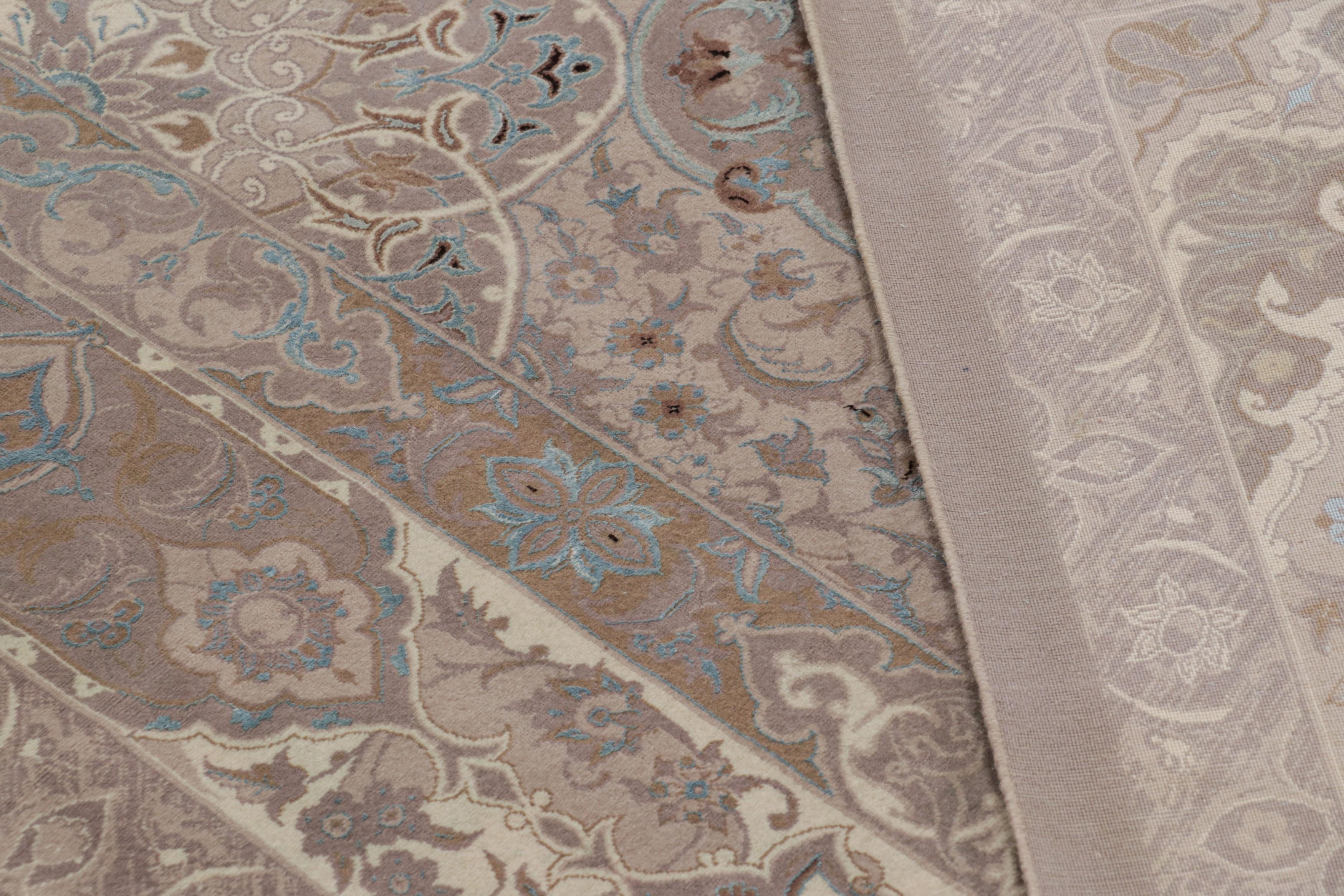 Rug & Kilim's Modern Classics Teppich, Beige und Mauve mit floralem Medaillon Ghapi (Seide) im Angebot