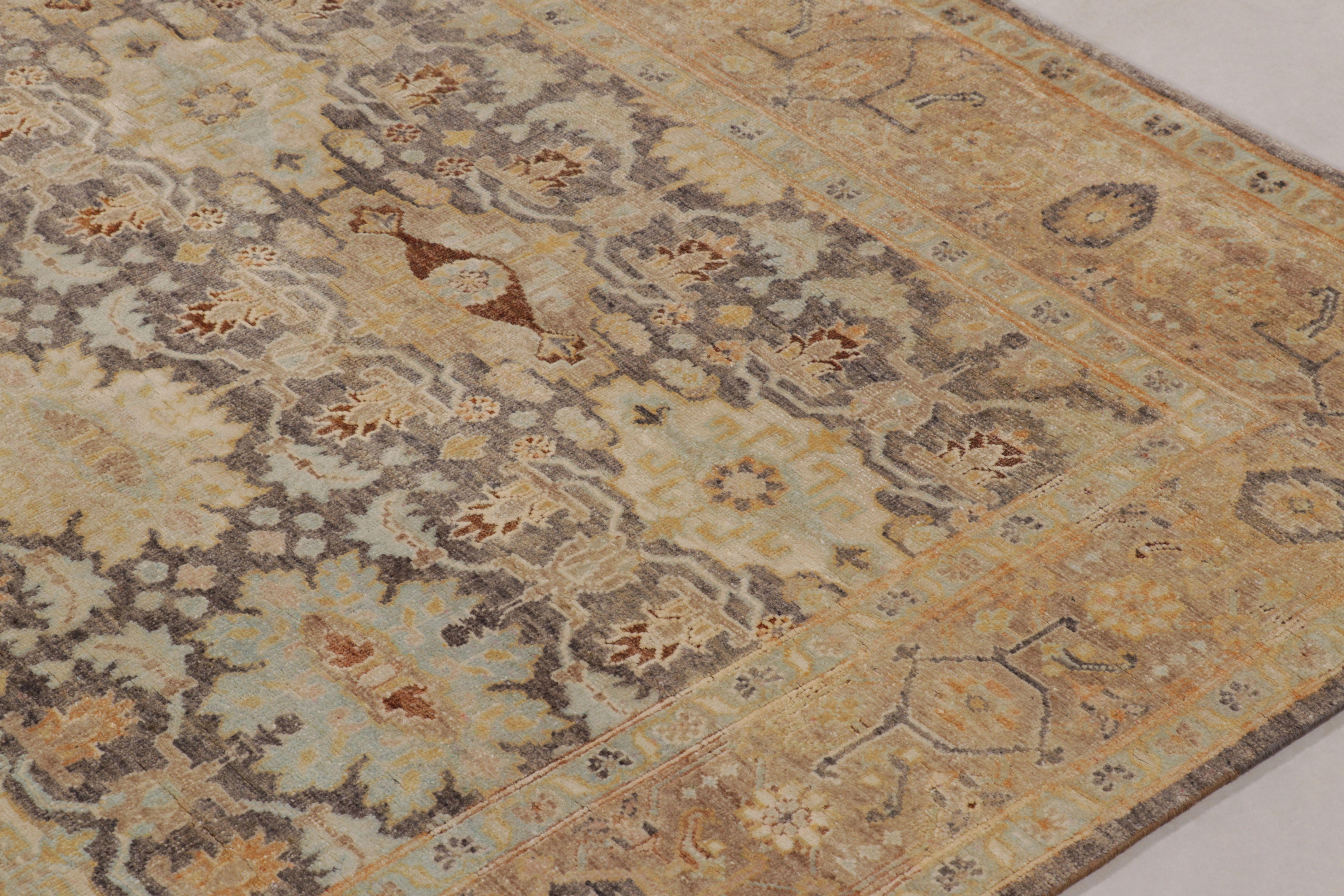 Questo magnifico tappeto 7 x 10 della Rug & Kilim's Modern Classics Collection è annodato a mano in lana, seta e lino. Ispirato ai grandi tappeti di corte, presenta un classico motivo a medaglione e floreale in un campo complesso e consumato di