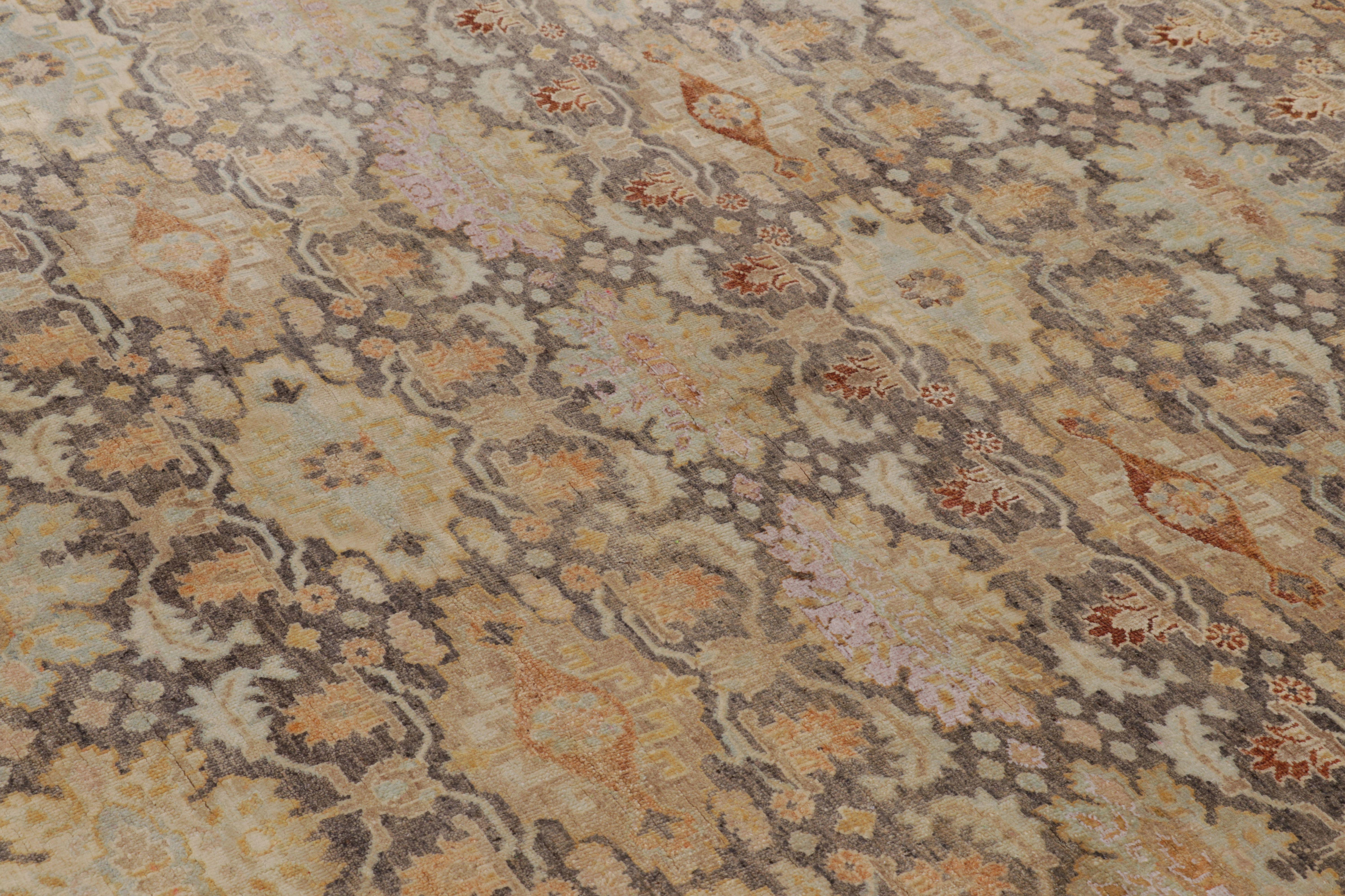Annodato a mano Tappeto Modern Classics di Rug & Kilim in marrone antico, oro e blu polveroso a fiori in vendita