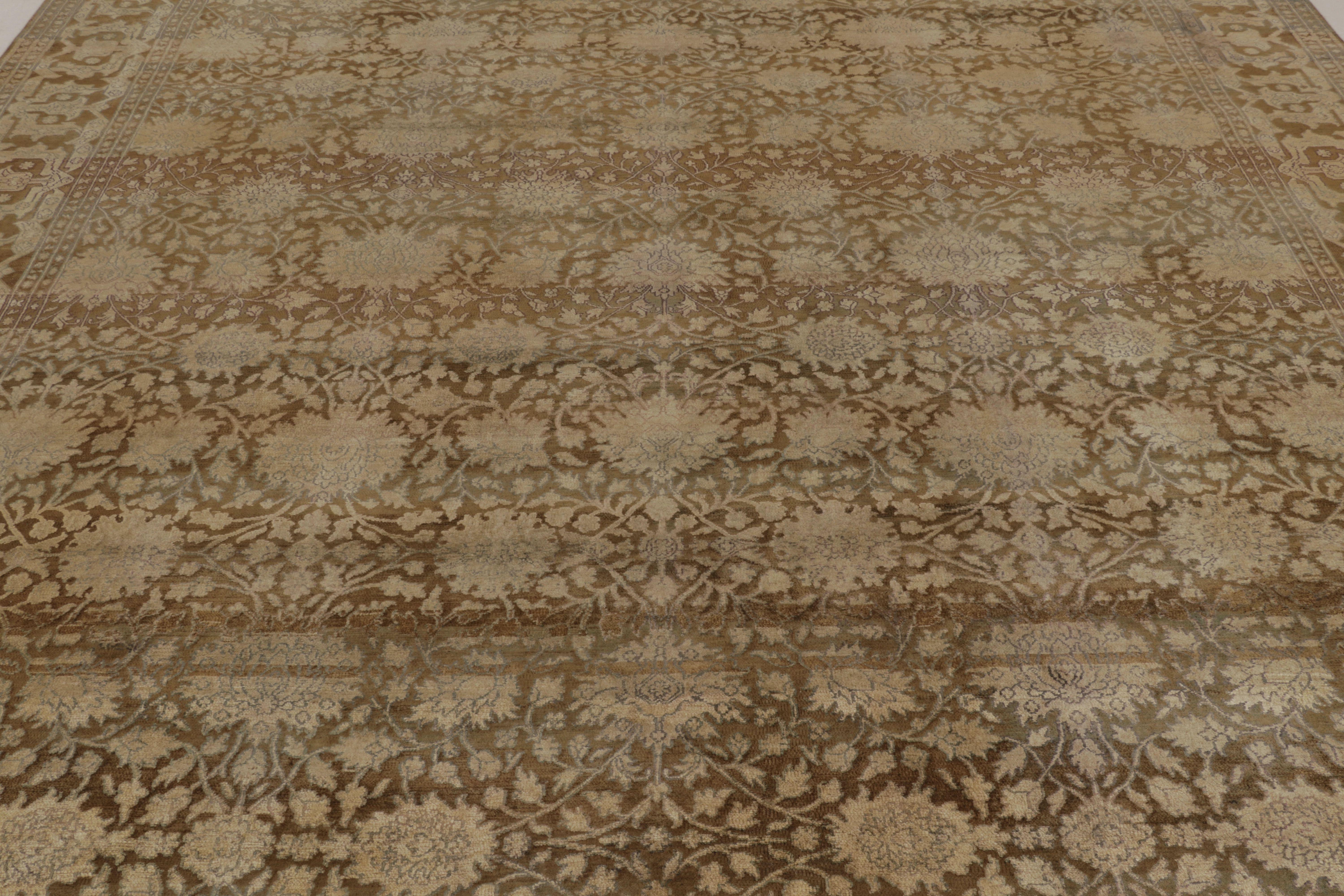 Indiano Rug & Kilim - Tappeto Modern Classics in beige e oro con disegno floreale a reticolo in vendita