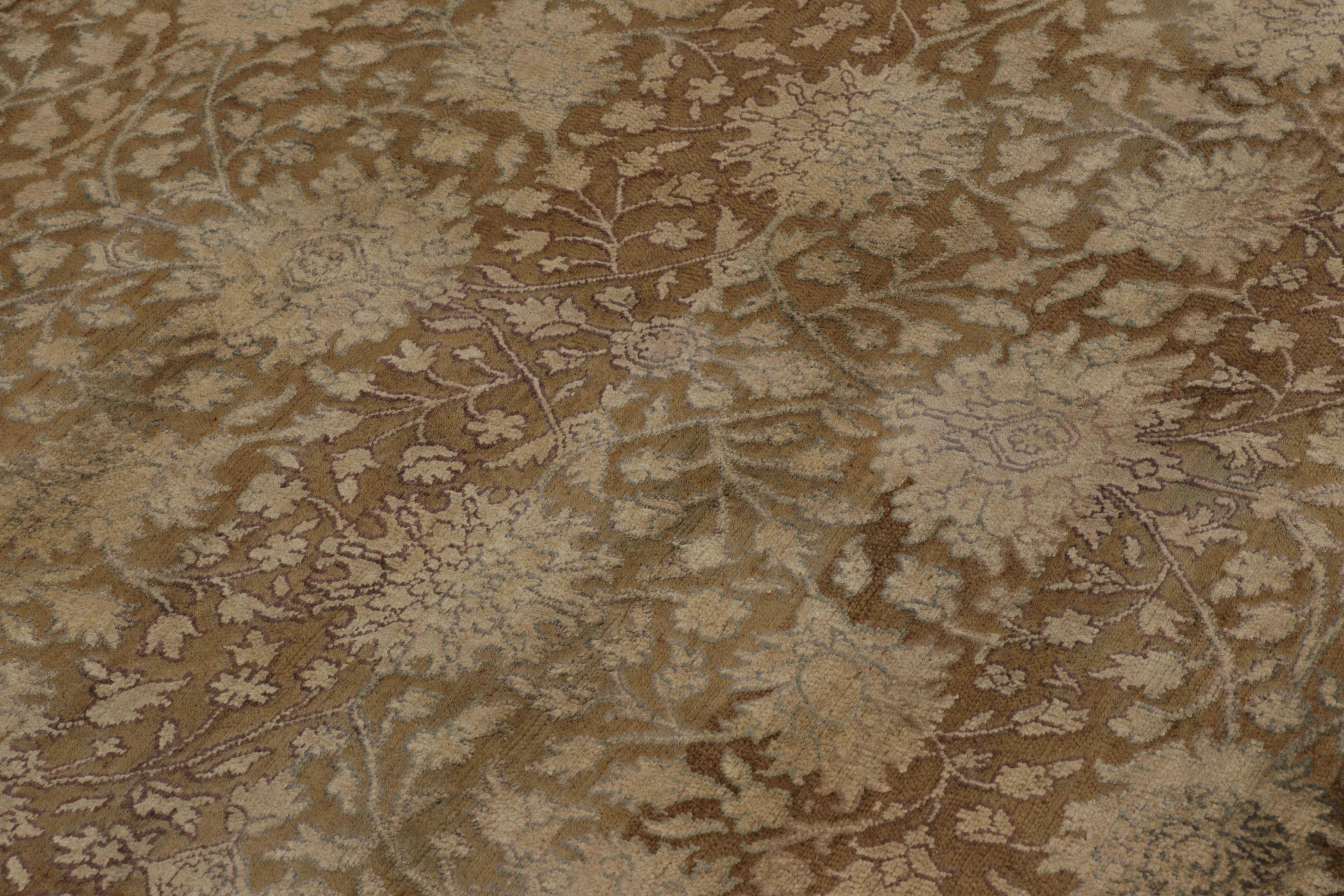 Annodato a mano Rug & Kilim - Tappeto Modern Classics in beige e oro con disegno floreale a reticolo in vendita