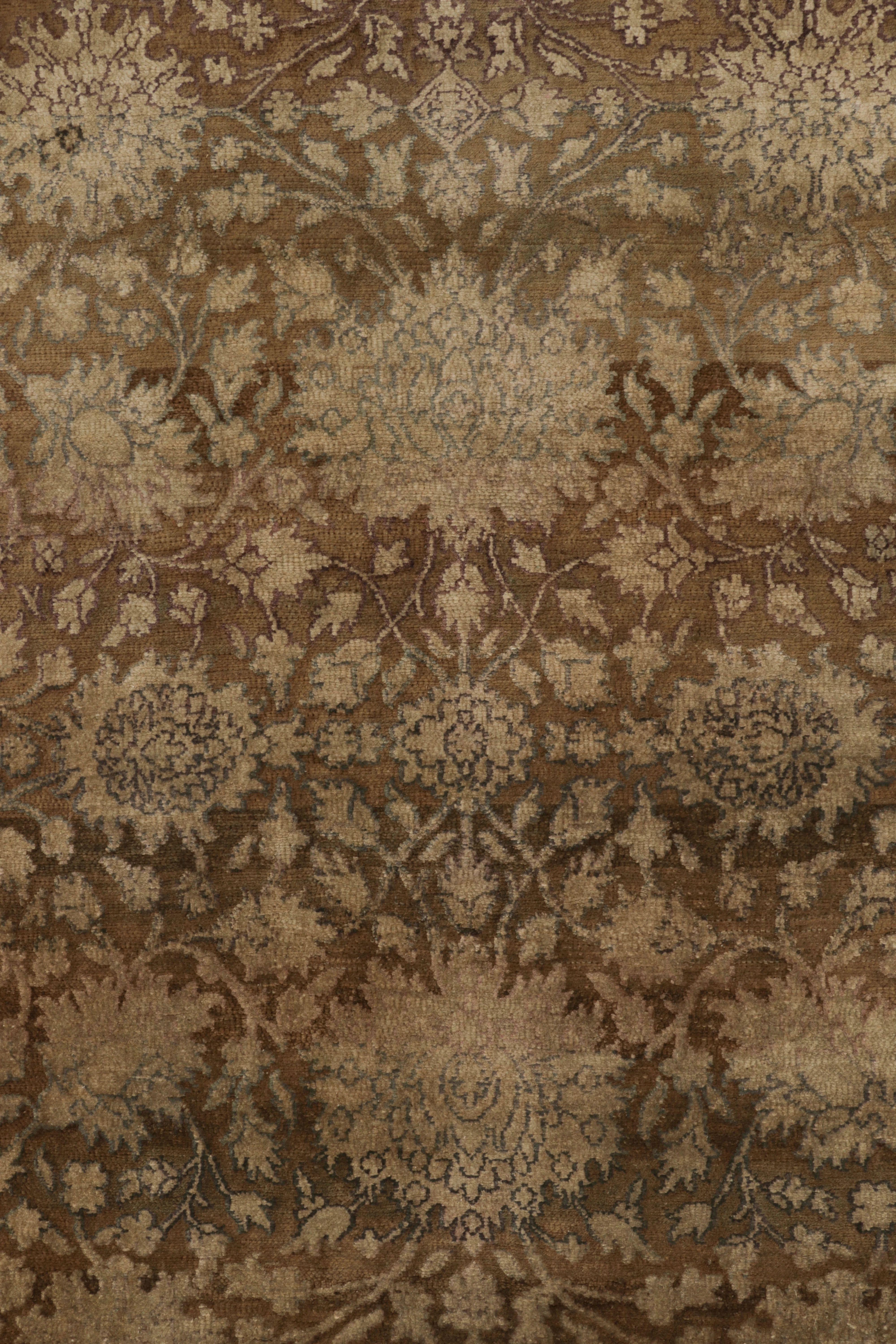 Rug & Kilim - Tappeto Modern Classics in beige e oro con disegno floreale a reticolo In condizioni Nuovo in vendita a Long Island City, NY