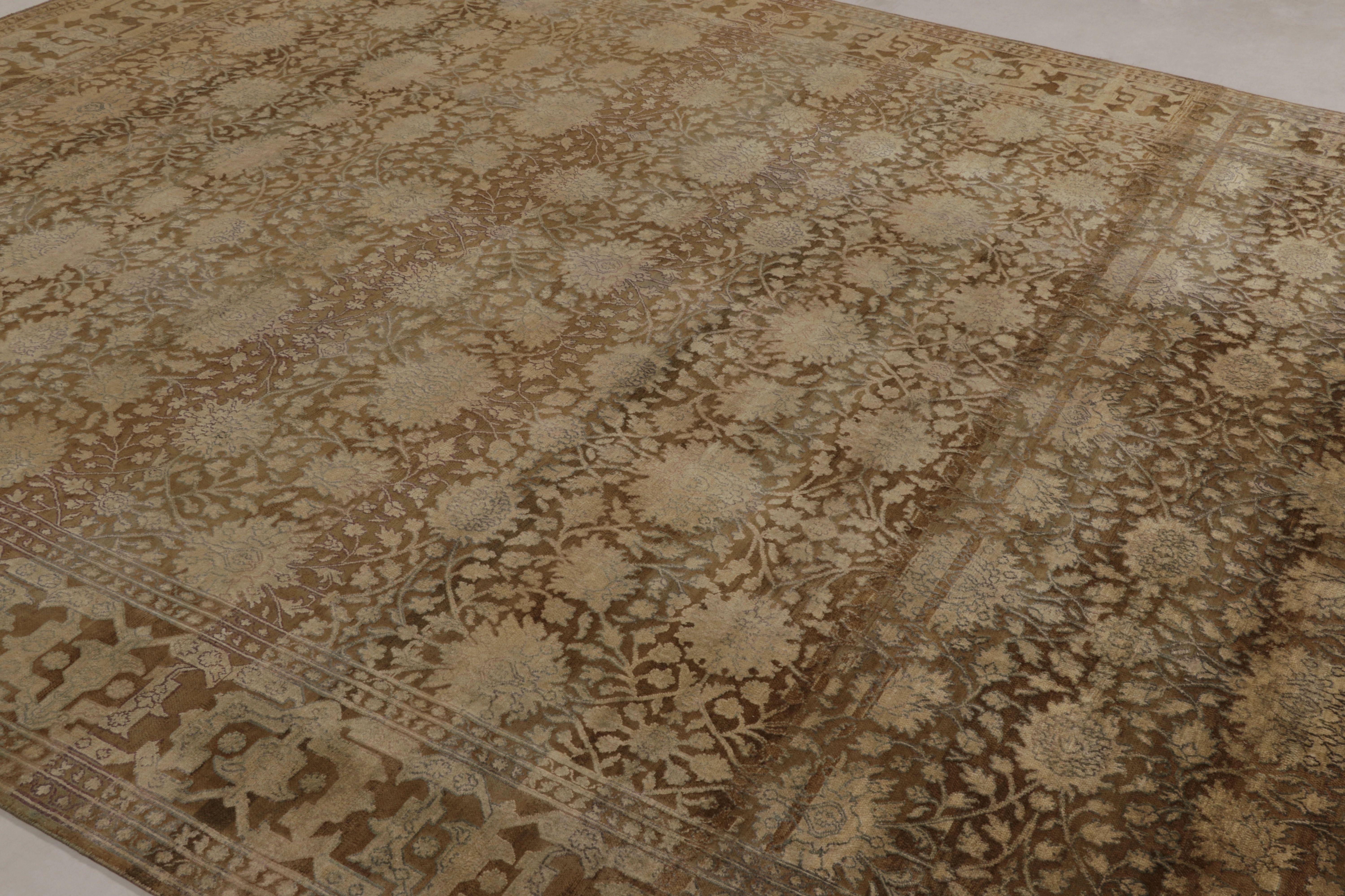 XXI secolo e contemporaneo Rug & Kilim - Tappeto Modern Classics in beige e oro con disegno floreale a reticolo in vendita