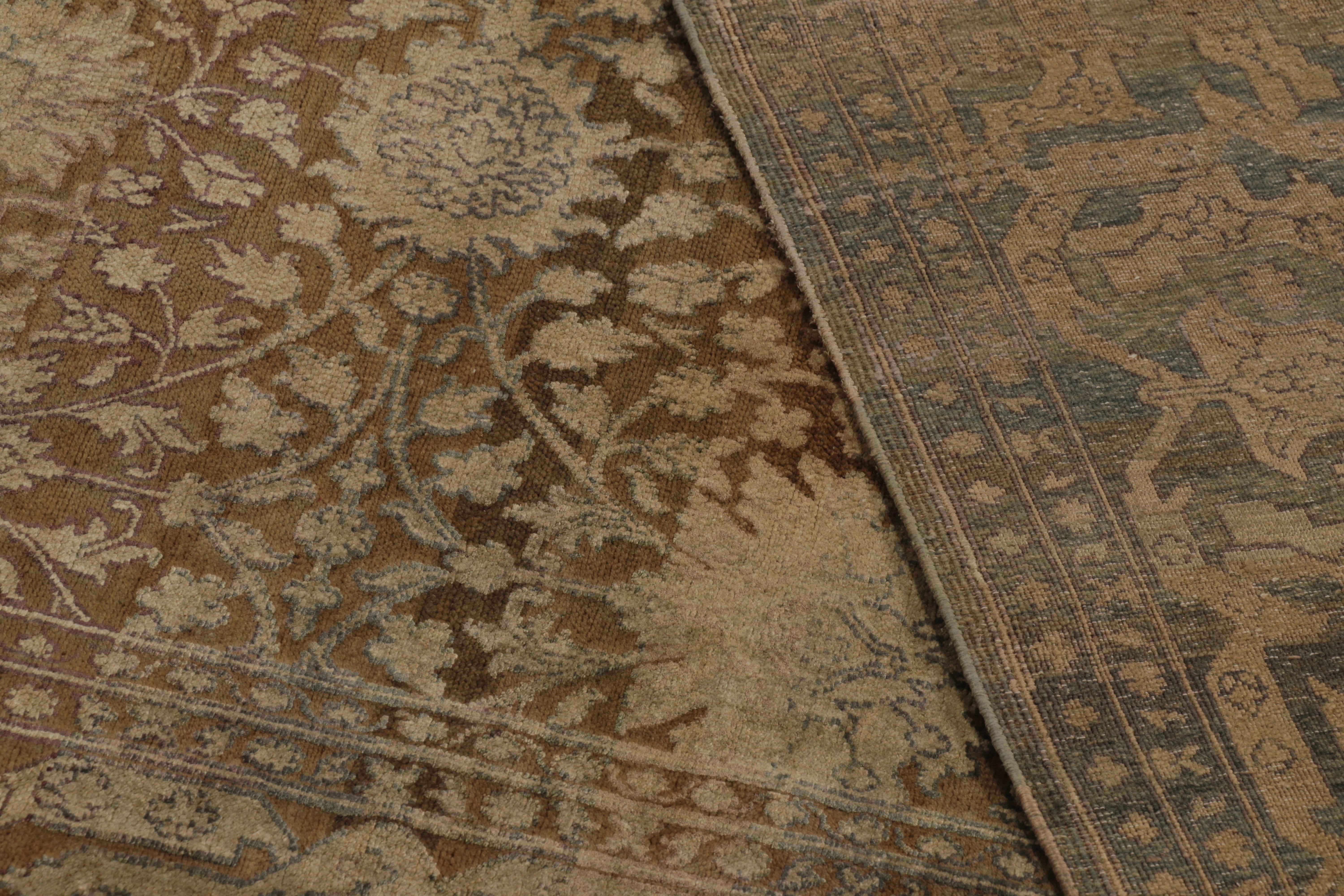 Rug & Kilim - Tappeto Modern Classics in beige e oro con disegno floreale a reticolo in vendita 1
