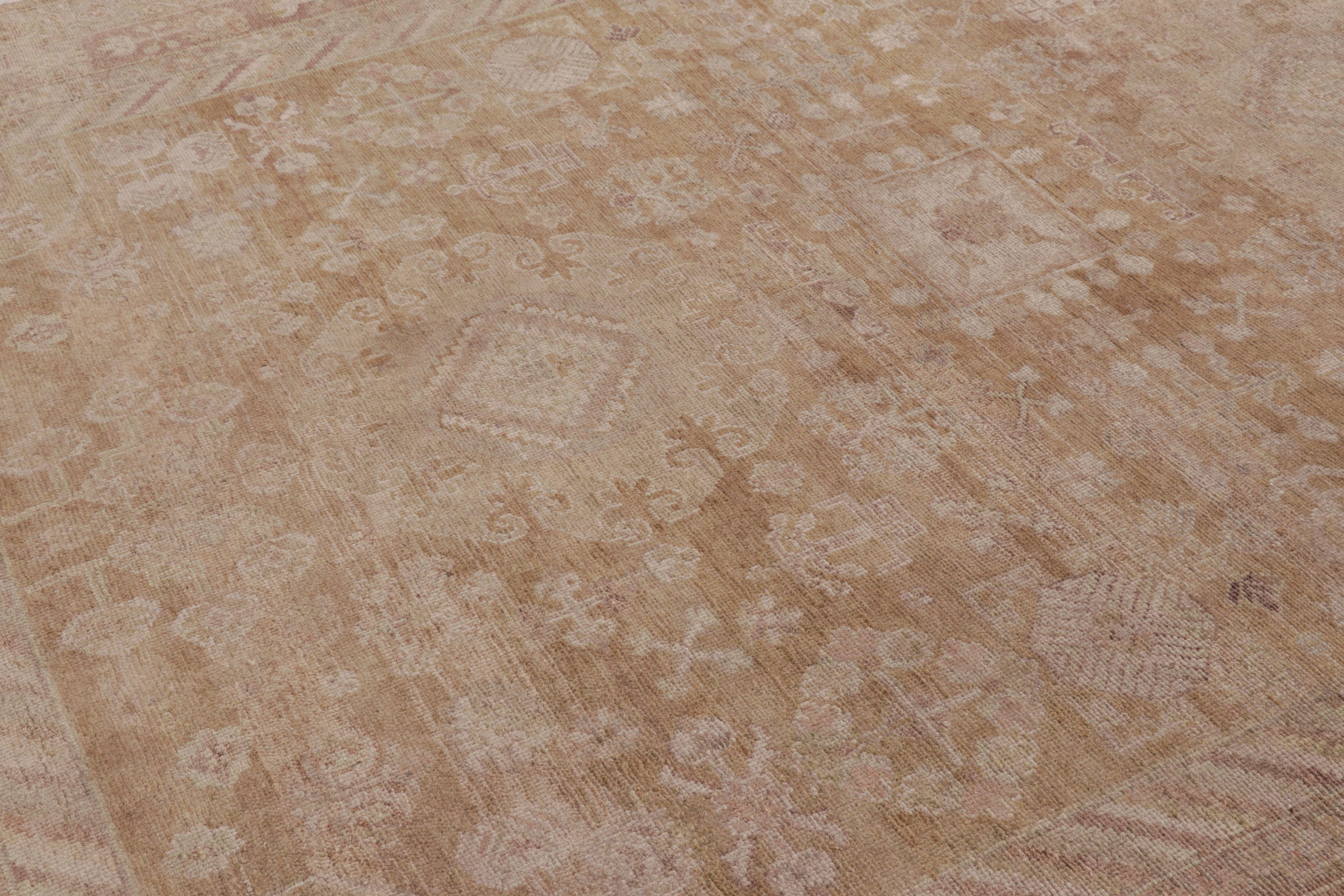 Annodato a mano in una seta lussuosa e luminosa, questo affascinante tappeto 9 x 12 della Rug & Kilim's Modern Classics Collection è un magistrale studio di geometria testuale e morbida neutralità.

Sul design:

Annodato a mano in seta luminosa,