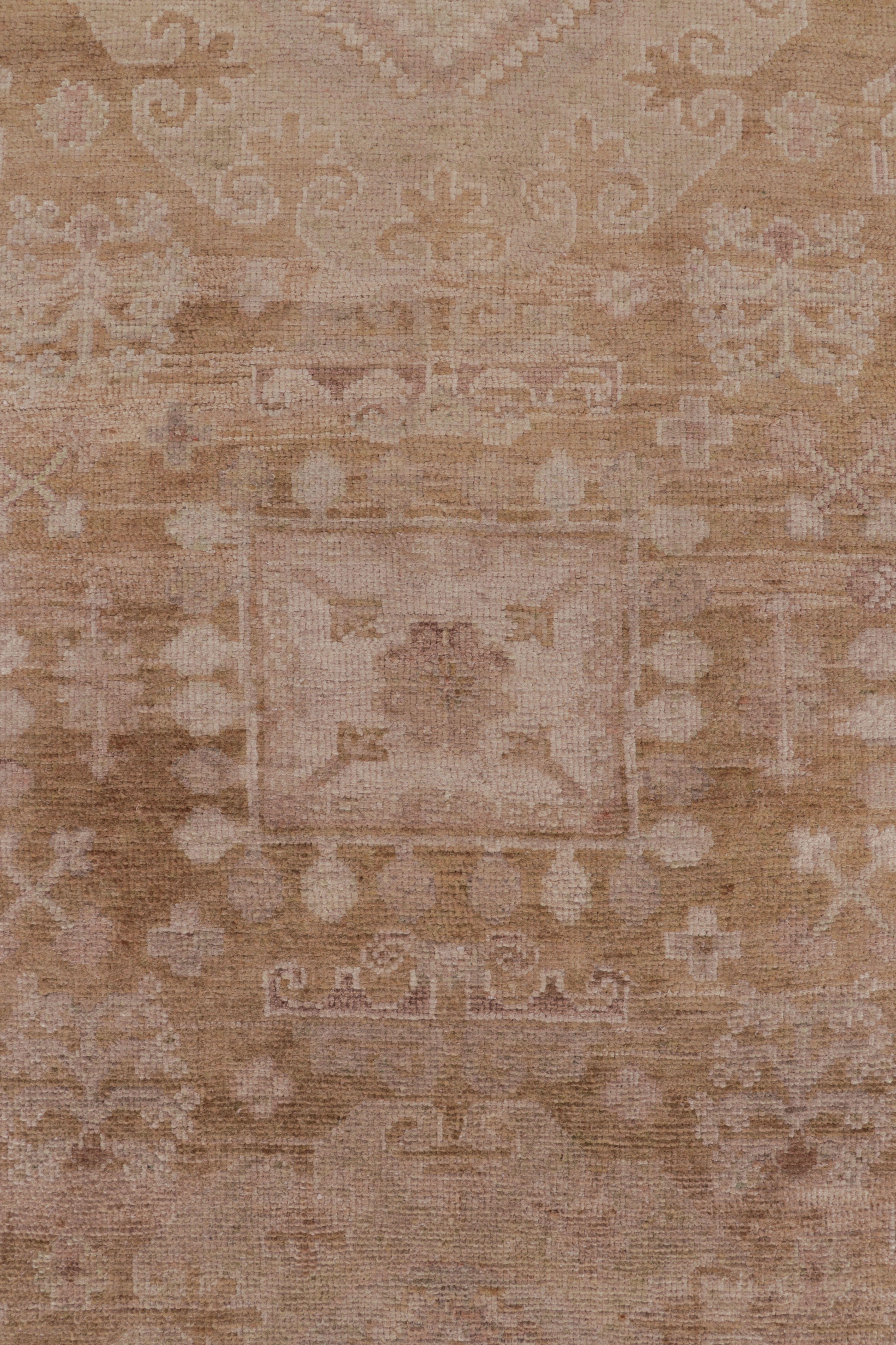 Moderno Tappeto Modern Classics di Rug & Kilim in Beige e Oro Tradizionale Geometrico Floreale in vendita