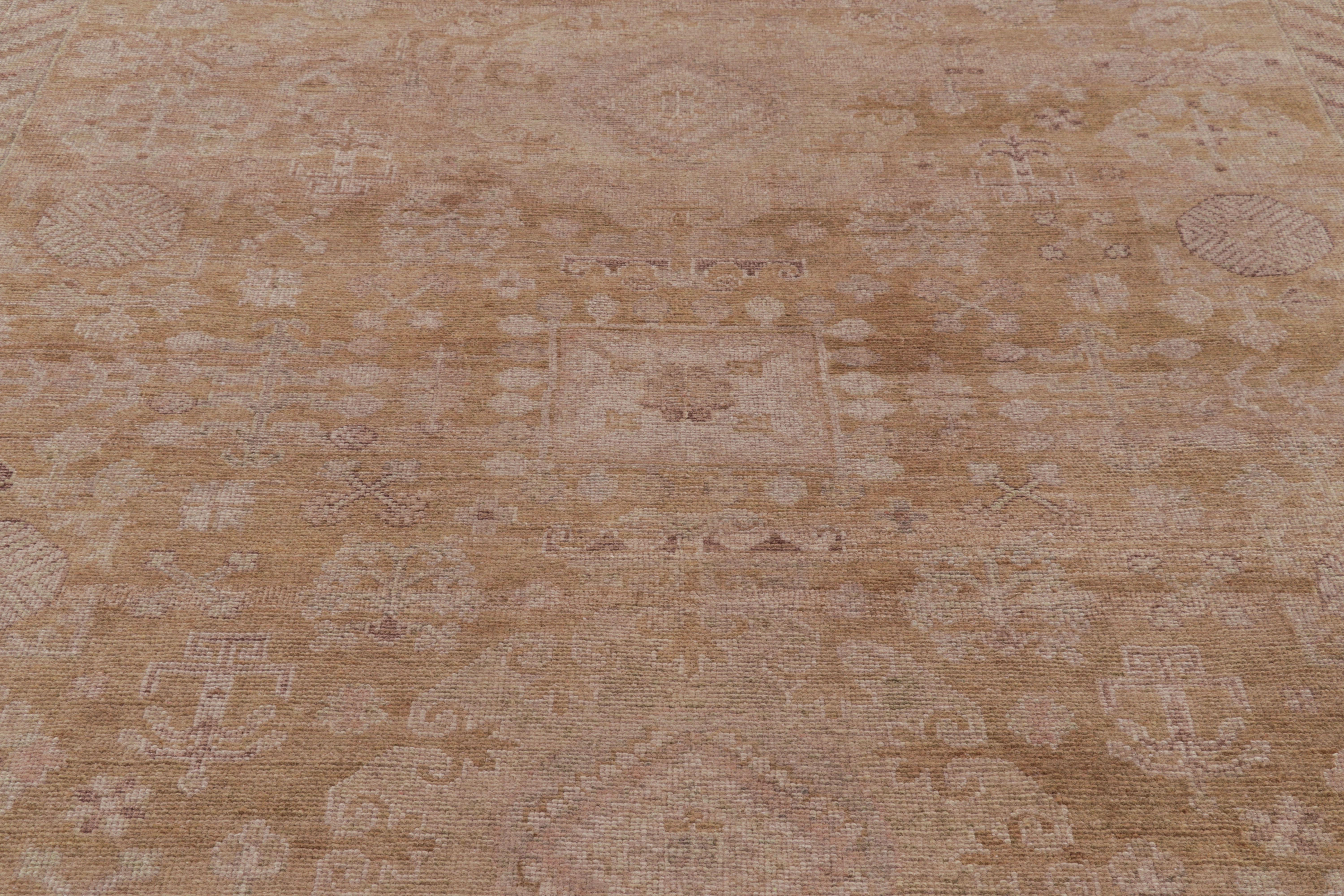 Annodato a mano Tappeto Modern Classics di Rug & Kilim in Beige e Oro Tradizionale Geometrico Floreale in vendita