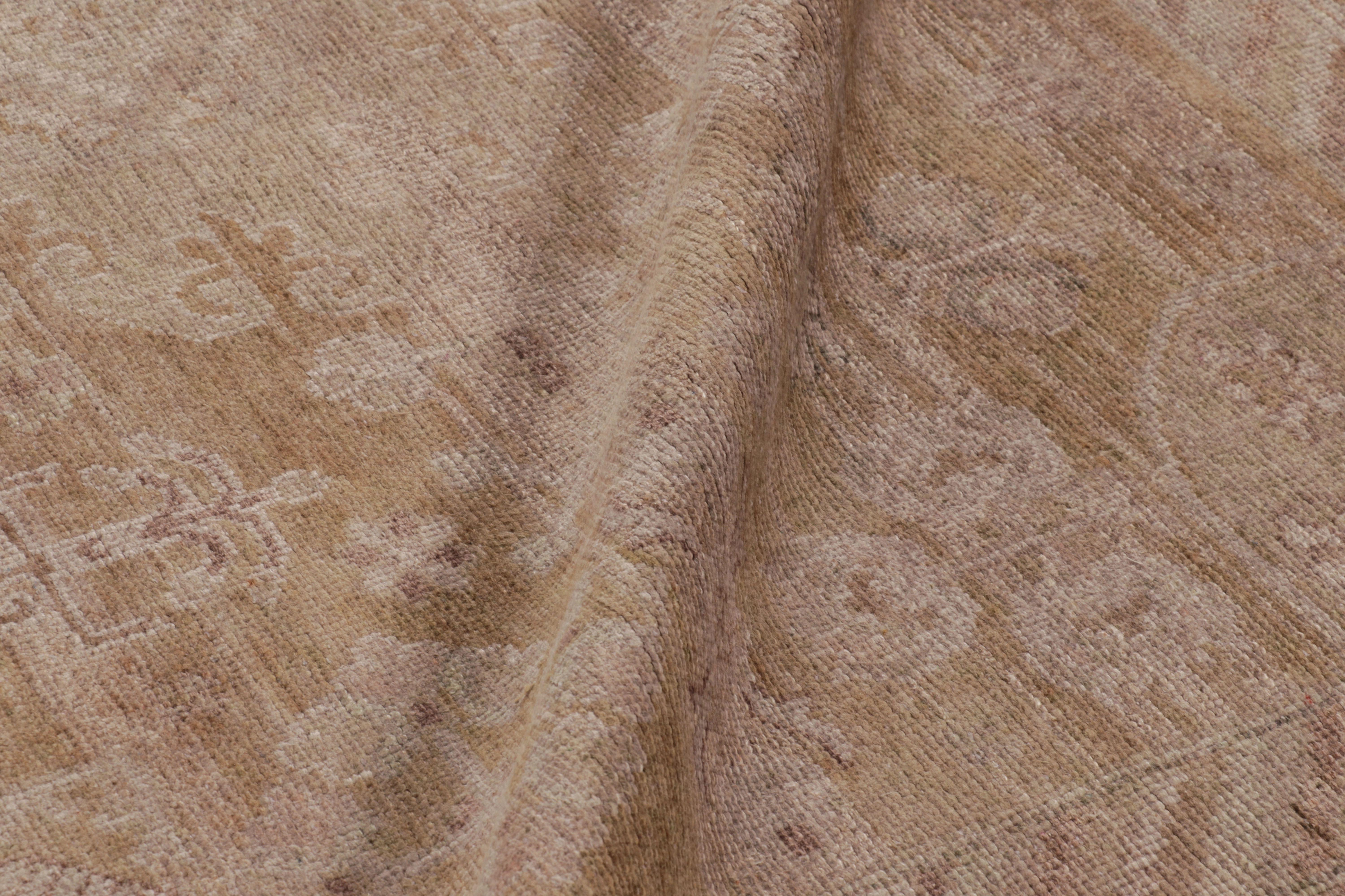 Tappeto Modern Classics di Rug & Kilim in Beige e Oro Tradizionale Geometrico Floreale In condizioni Nuovo in vendita a Long Island City, NY