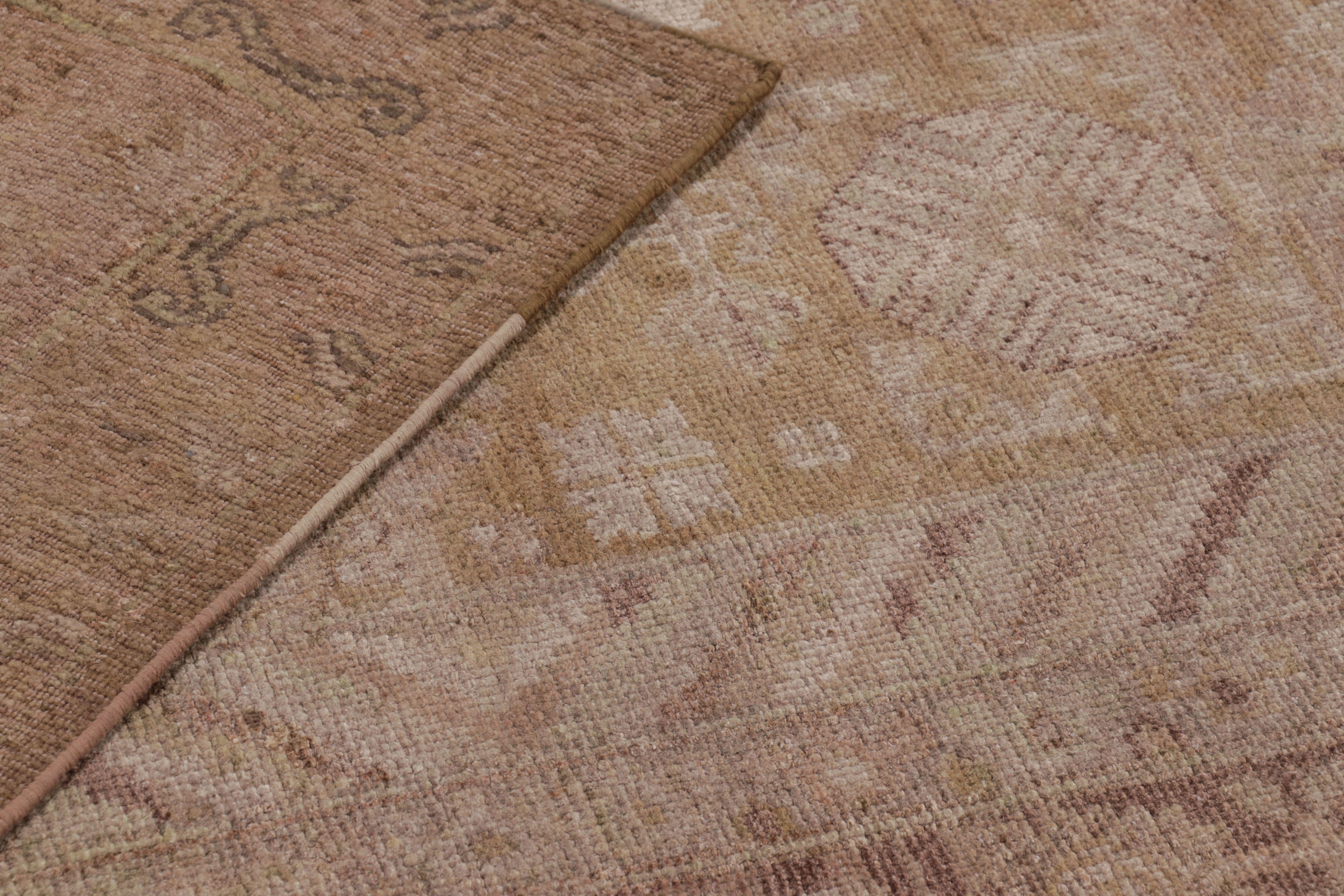 XXI secolo e contemporaneo Tappeto Modern Classics di Rug & Kilim in Beige e Oro Tradizionale Geometrico Floreale in vendita