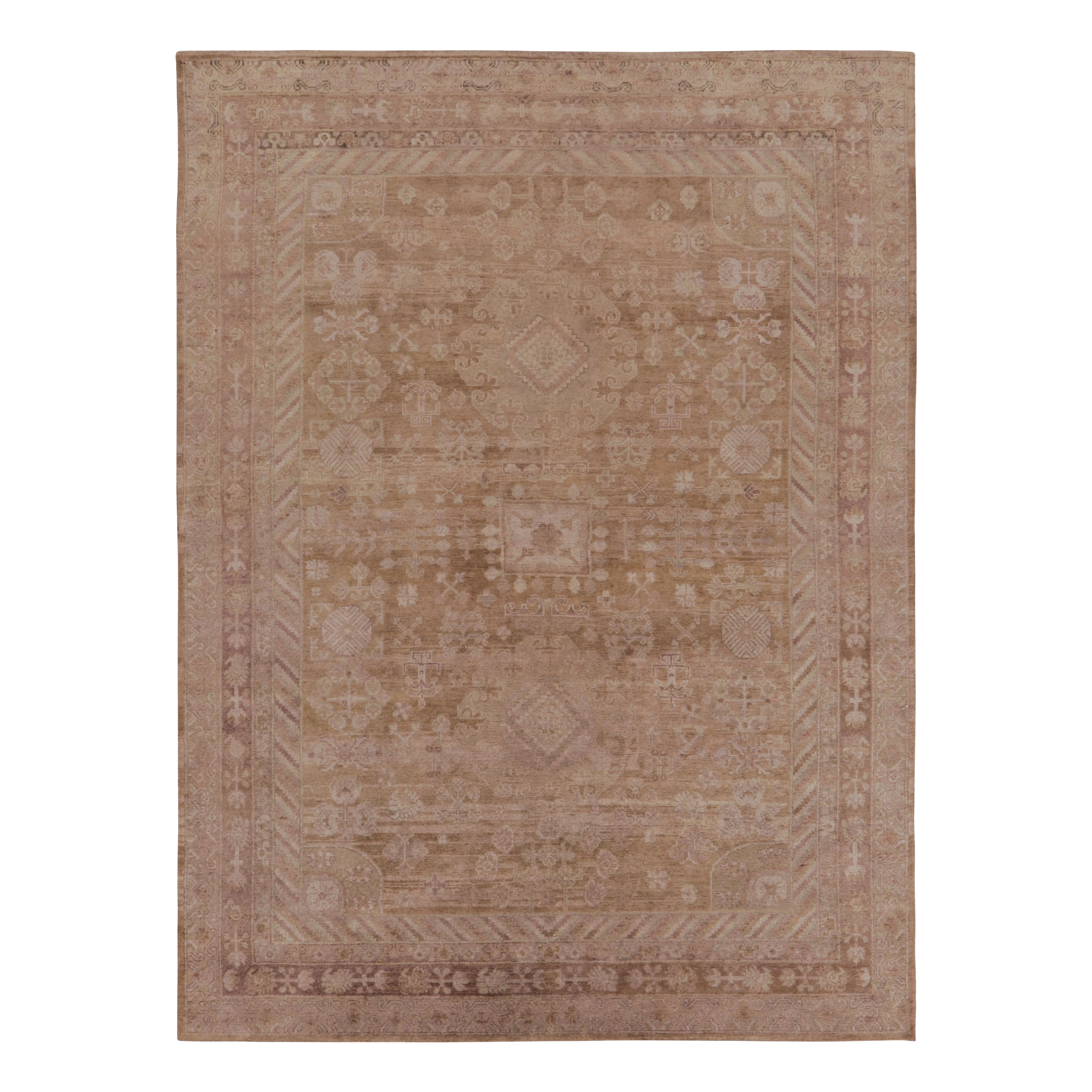 Tapis Modern Classics de Rug & Kilim en beige et or Traditionnel Géométrique Floral