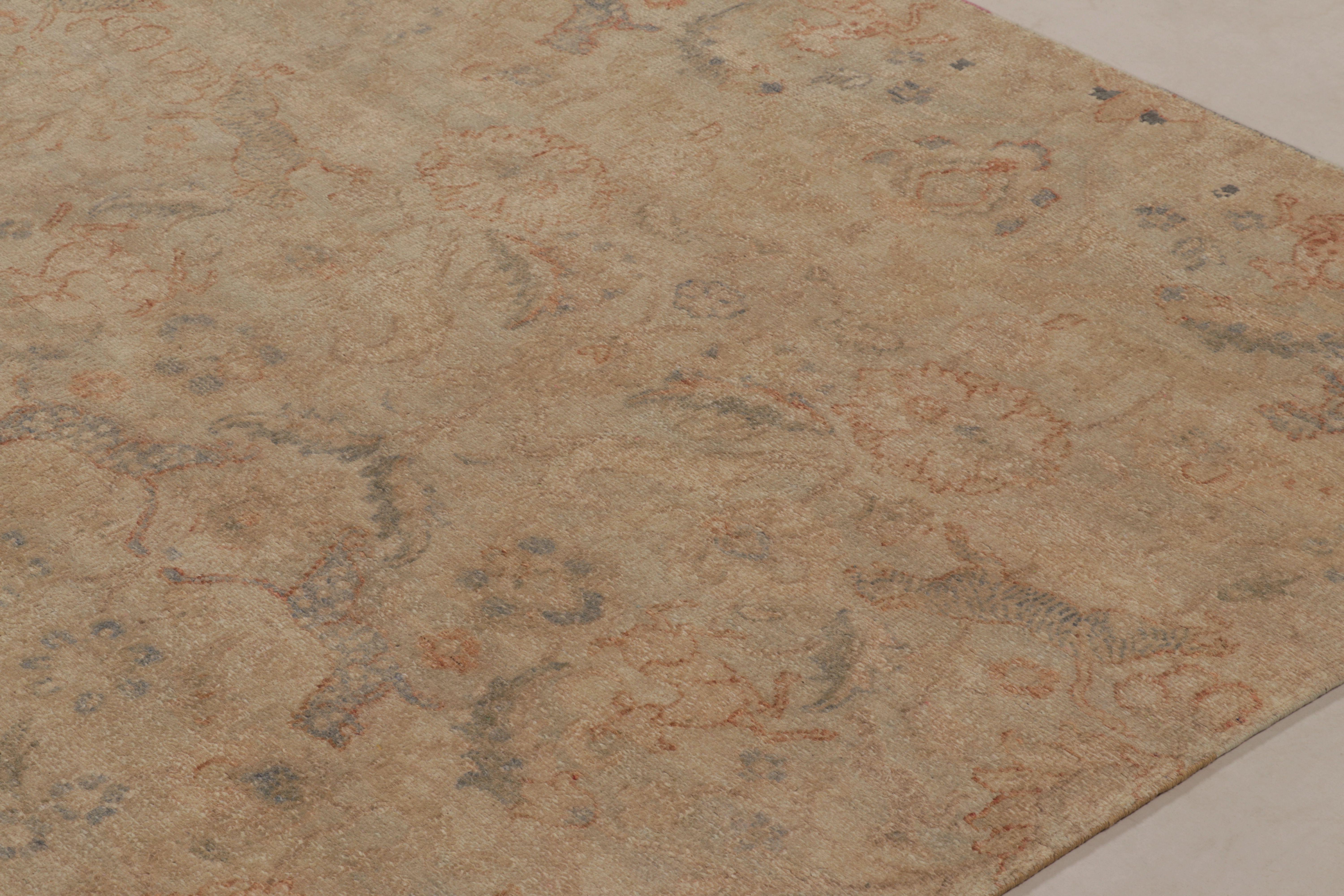 Dieser wunderschöne quadratische Teppich (10x9) aus der Modern Classics Collection'S von Rug & Kilim ist aus luxuriöser Seide handgeknüpft und besticht durch seine weiche Textur und antike Eleganz, die in luxuriöser, hochwertiger und