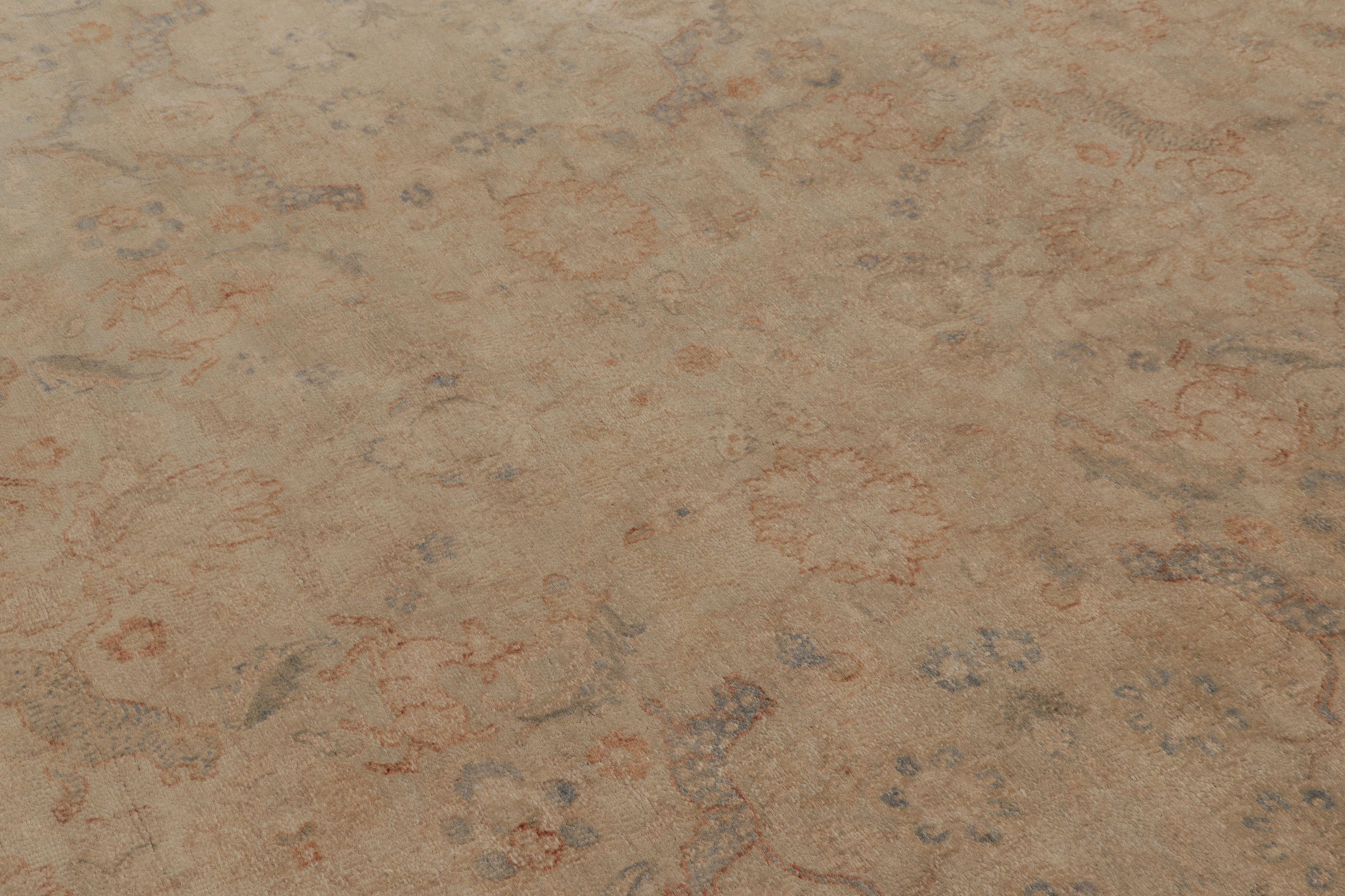 Rug & Kilim's Modern Classics Teppich in Beige und Grau mit floralem Allover-Muster (Indisch) im Angebot