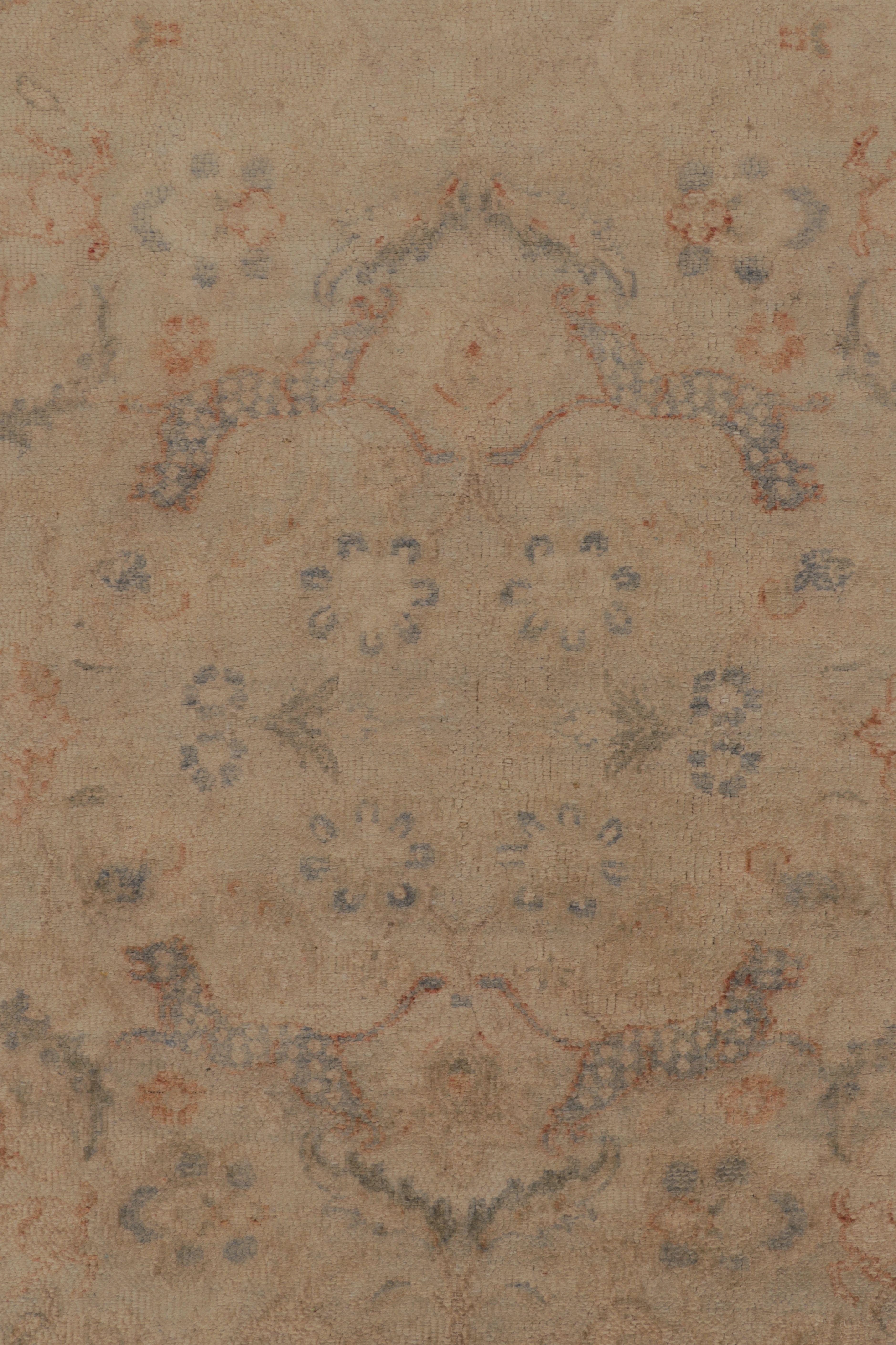 Rug & Kilim's Modern Classics Teppich in Beige und Grau mit floralem Allover-Muster (Handgeknüpft) im Angebot