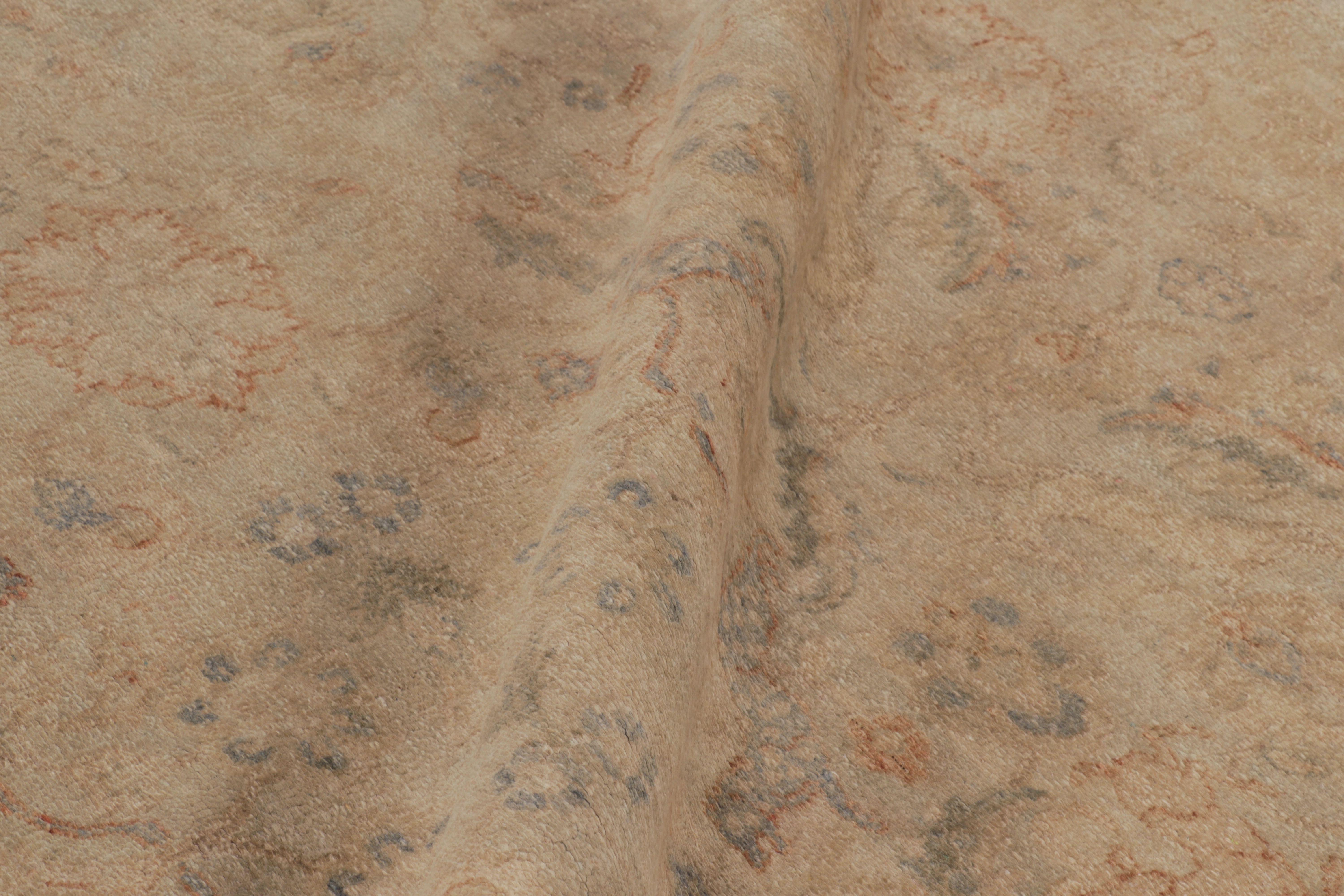 Rug & Kilim's Modern Classics Teppich in Beige und Grau mit floralem Allover-Muster (Seide) im Angebot