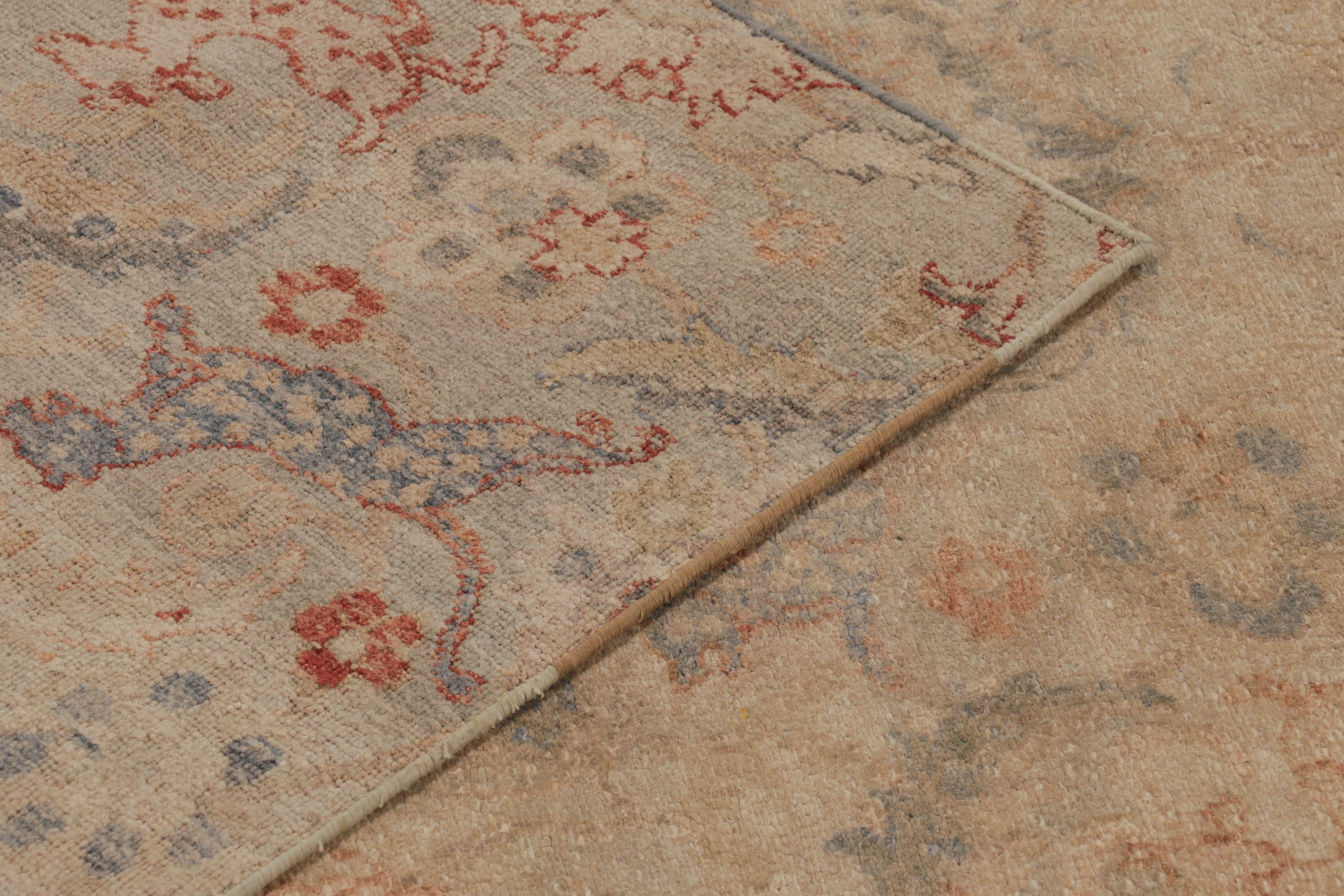 Rug & Kilim's Modern Classics Teppich in Beige und Grau mit floralem Allover-Muster im Angebot 1