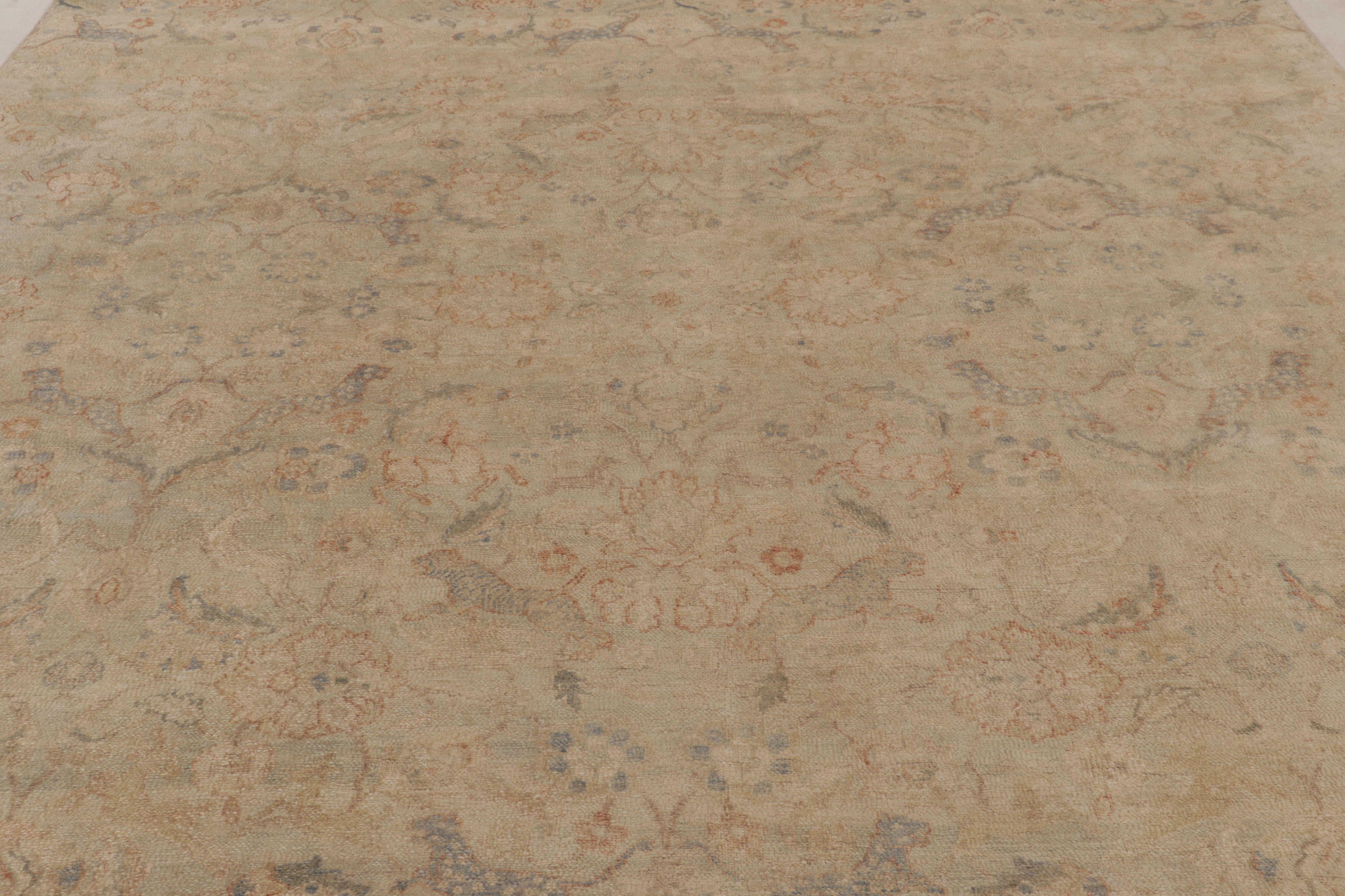 Rug & Kilim's Modern Classics Teppich in Beige und Grau mit floralem Allover-Muster (21. Jahrhundert und zeitgenössisch) im Angebot