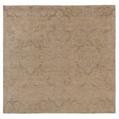 Tapis Modern Classics de Rug & Kilim en beige et gris à motif floral all-over