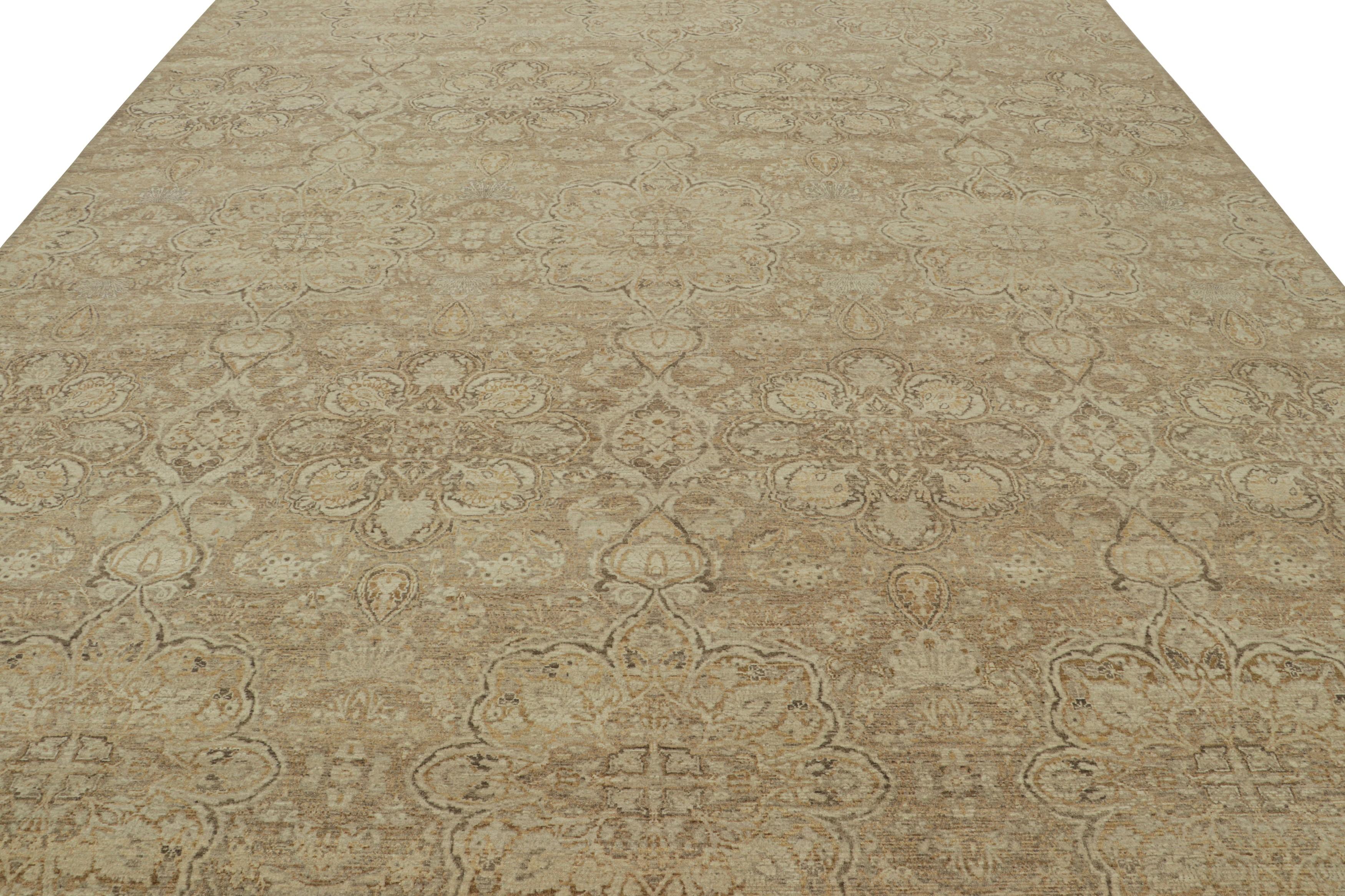 Annodato a mano Tappeto Modern Classics di Rug & Kilim in beige-marrone e oro  Modelli floreali in vendita