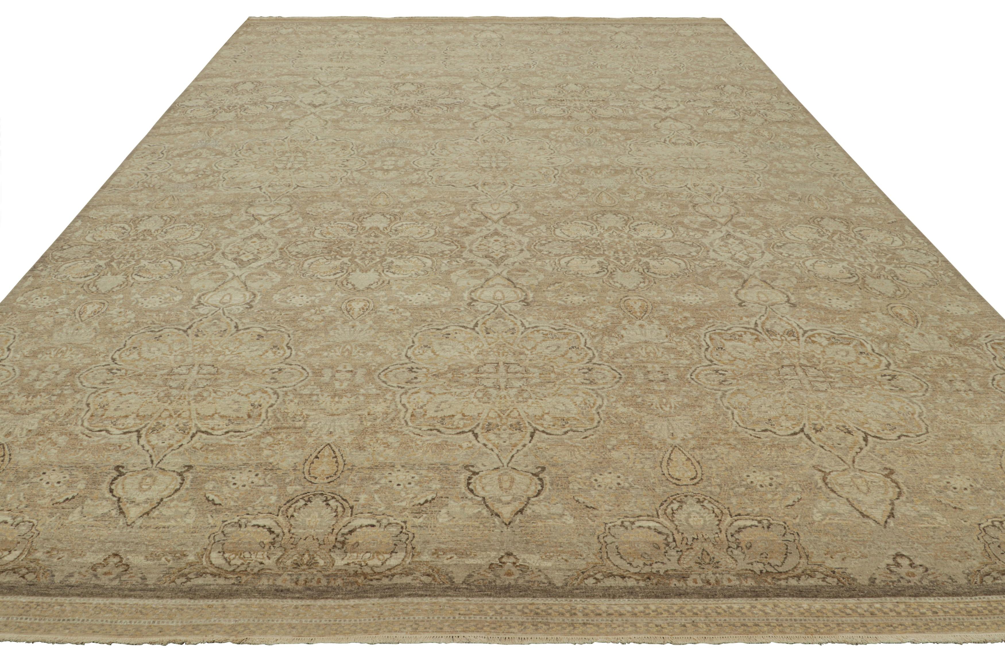 Tappeto Modern Classics di Rug & Kilim in beige-marrone e oro  Modelli floreali In condizioni Nuovo in vendita a Long Island City, NY