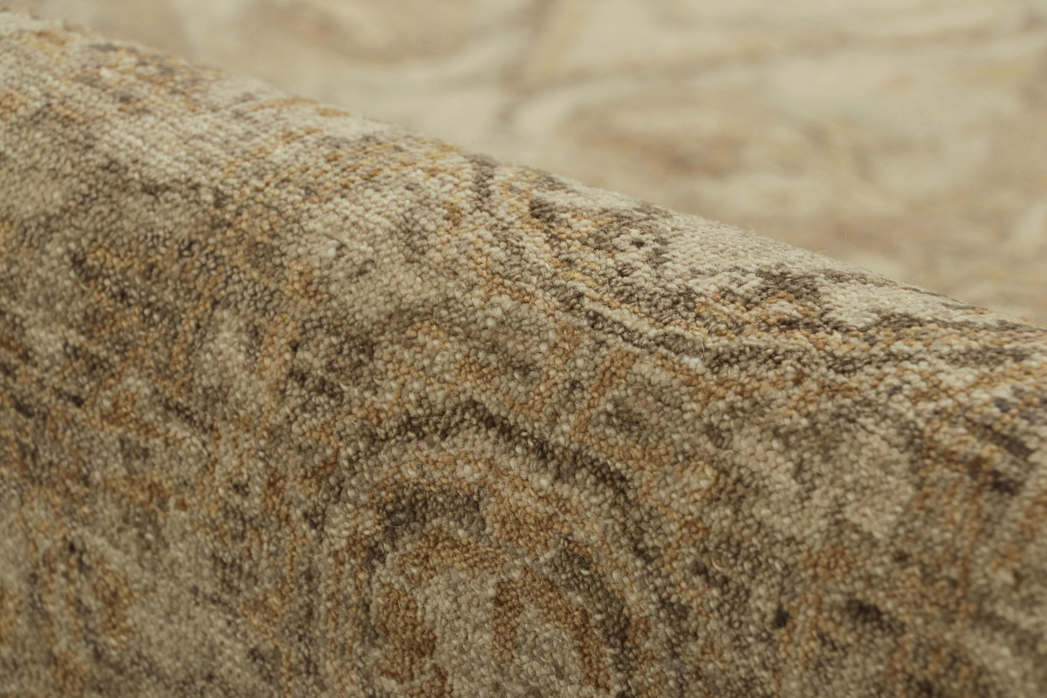 XXI secolo e contemporaneo Tappeto Modern Classics di Rug & Kilim in beige-marrone e oro  Modelli floreali in vendita