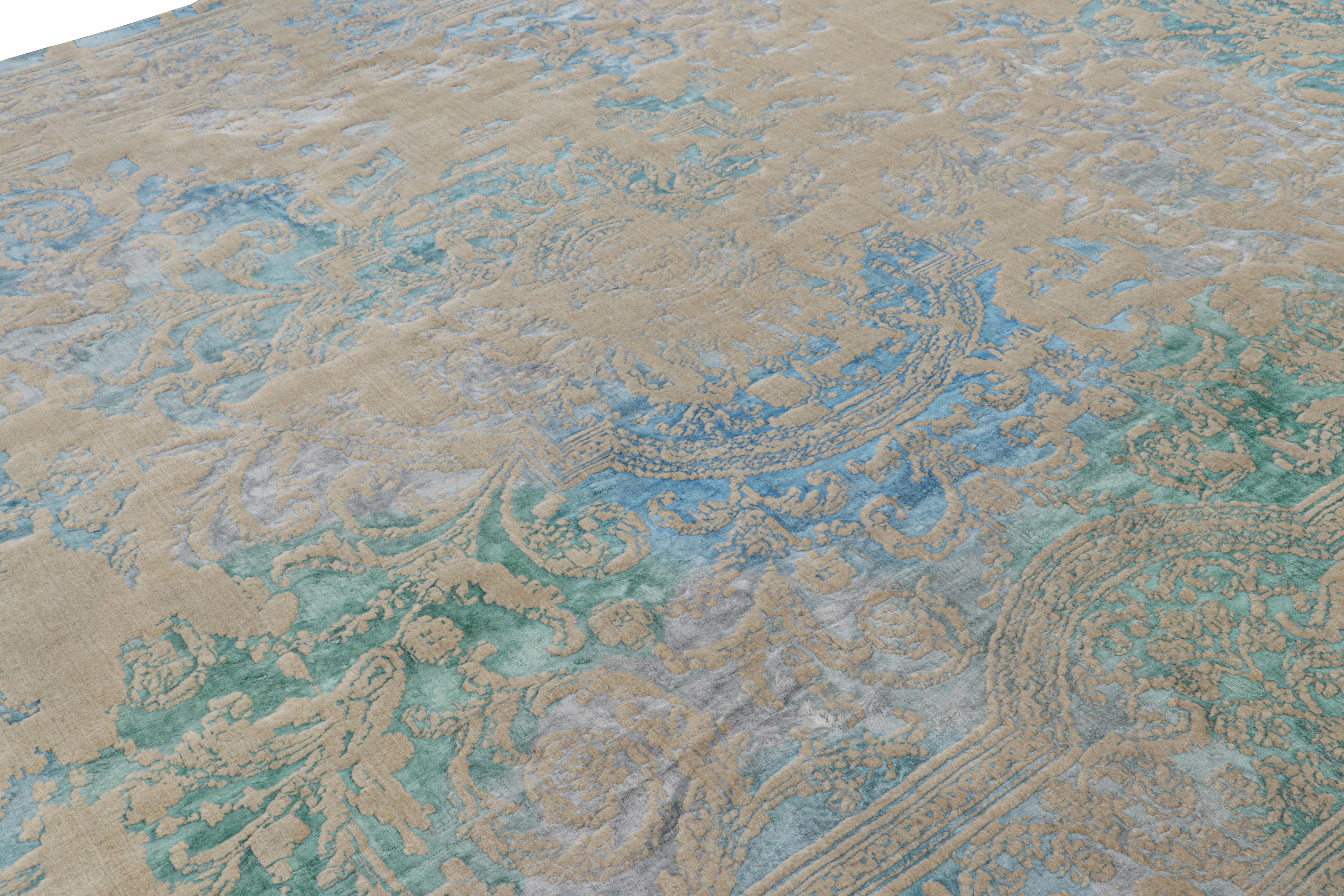 Annodato a mano in lana, questo tappeto classico moderno 13x10 proveniente dalla Turchia presenta tonalità beige-marrone e blu che sottolineano un design quasi astratto, ispirato ai motivi floreali e geometrici di tappeti e Kilim antichi e vintage. 