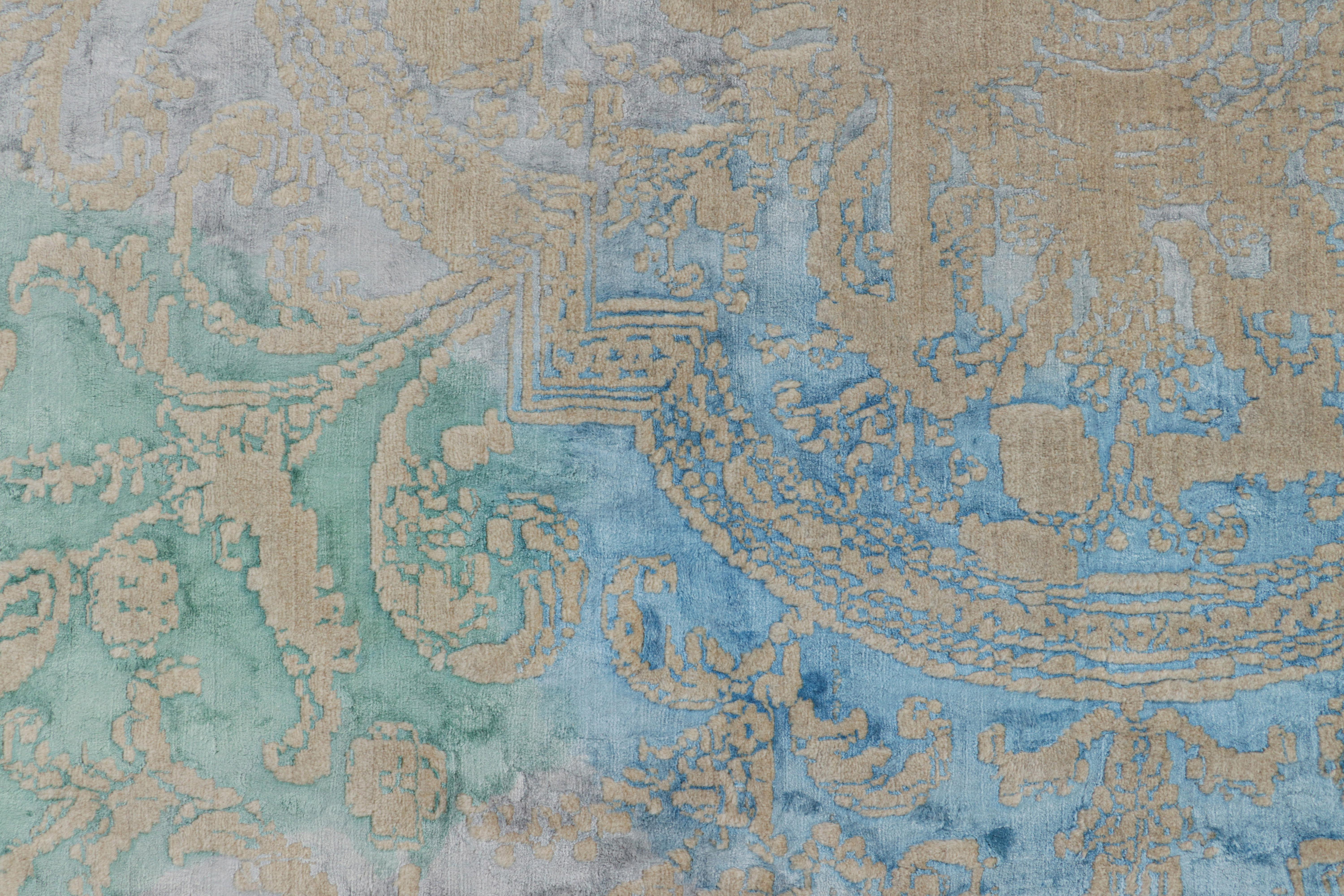 Rug & Kilim's Modern Classics Teppich in Beige-Braun und Blau mit Blumenmustern (Moderne) im Angebot