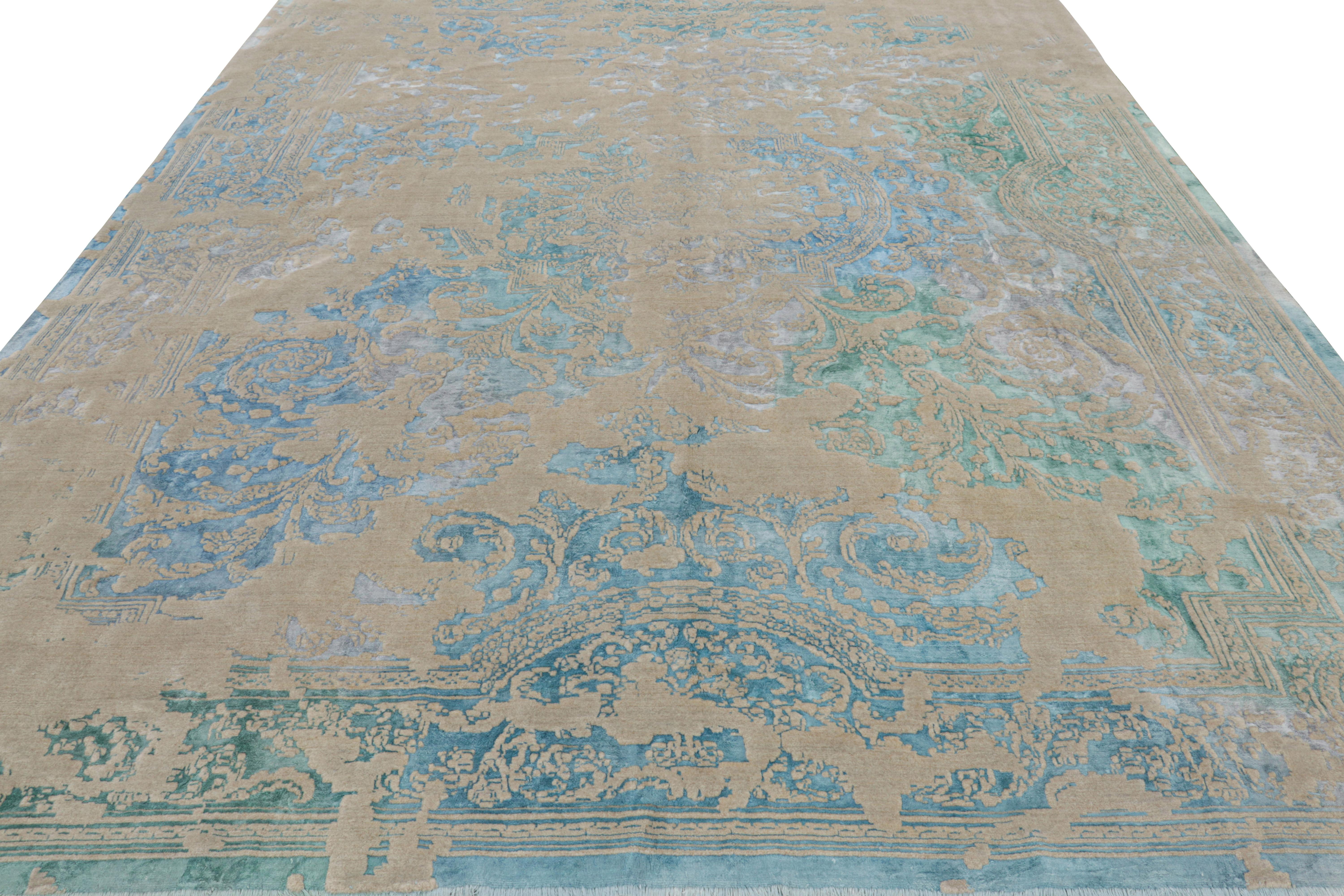 Annodato a mano Tappeto Modern Classics di Rug & Kilim in beige-marrone e blu con motivi floreali in vendita