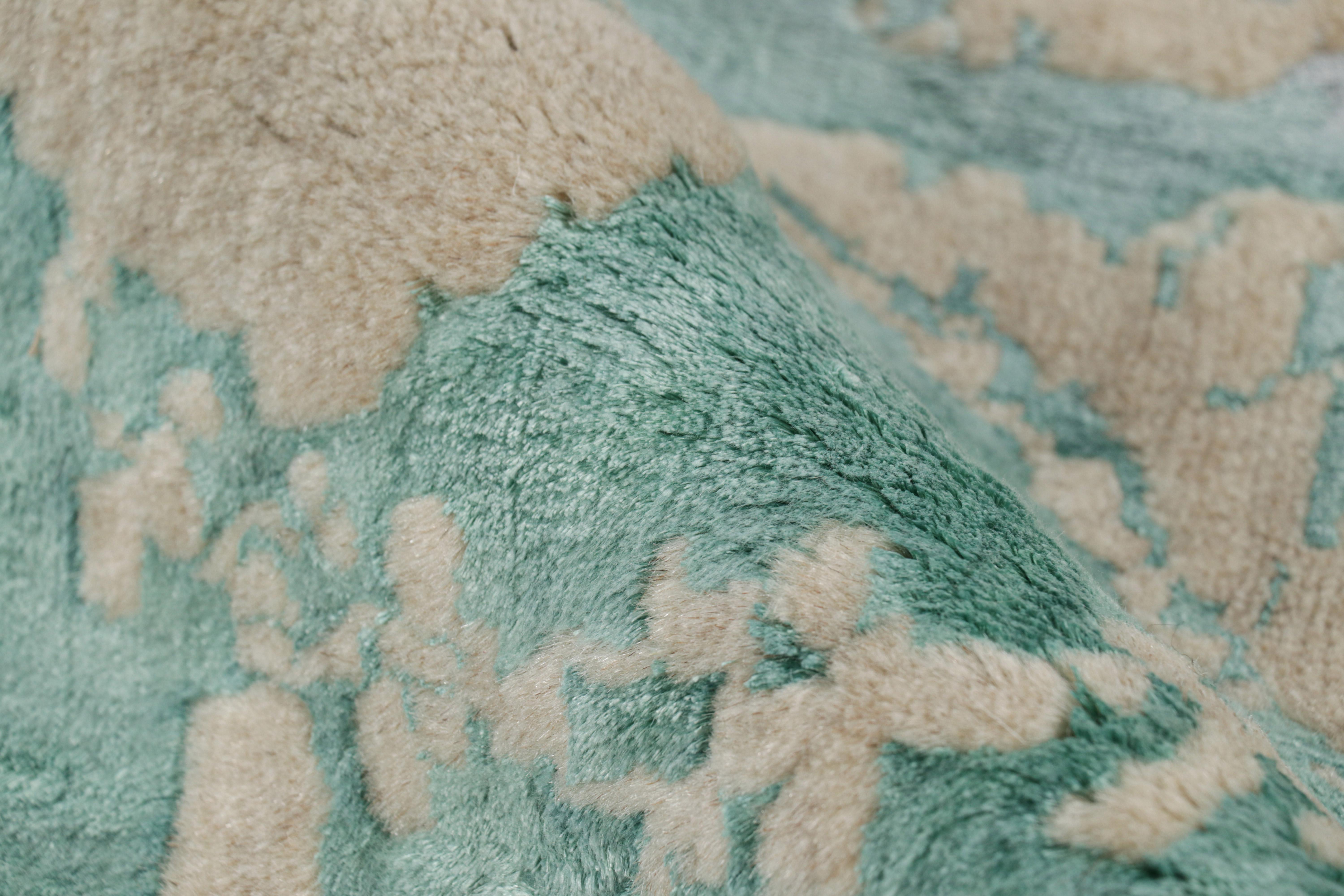 XXI secolo e contemporaneo Tappeto Modern Classics di Rug & Kilim in beige-marrone e blu con motivi floreali in vendita