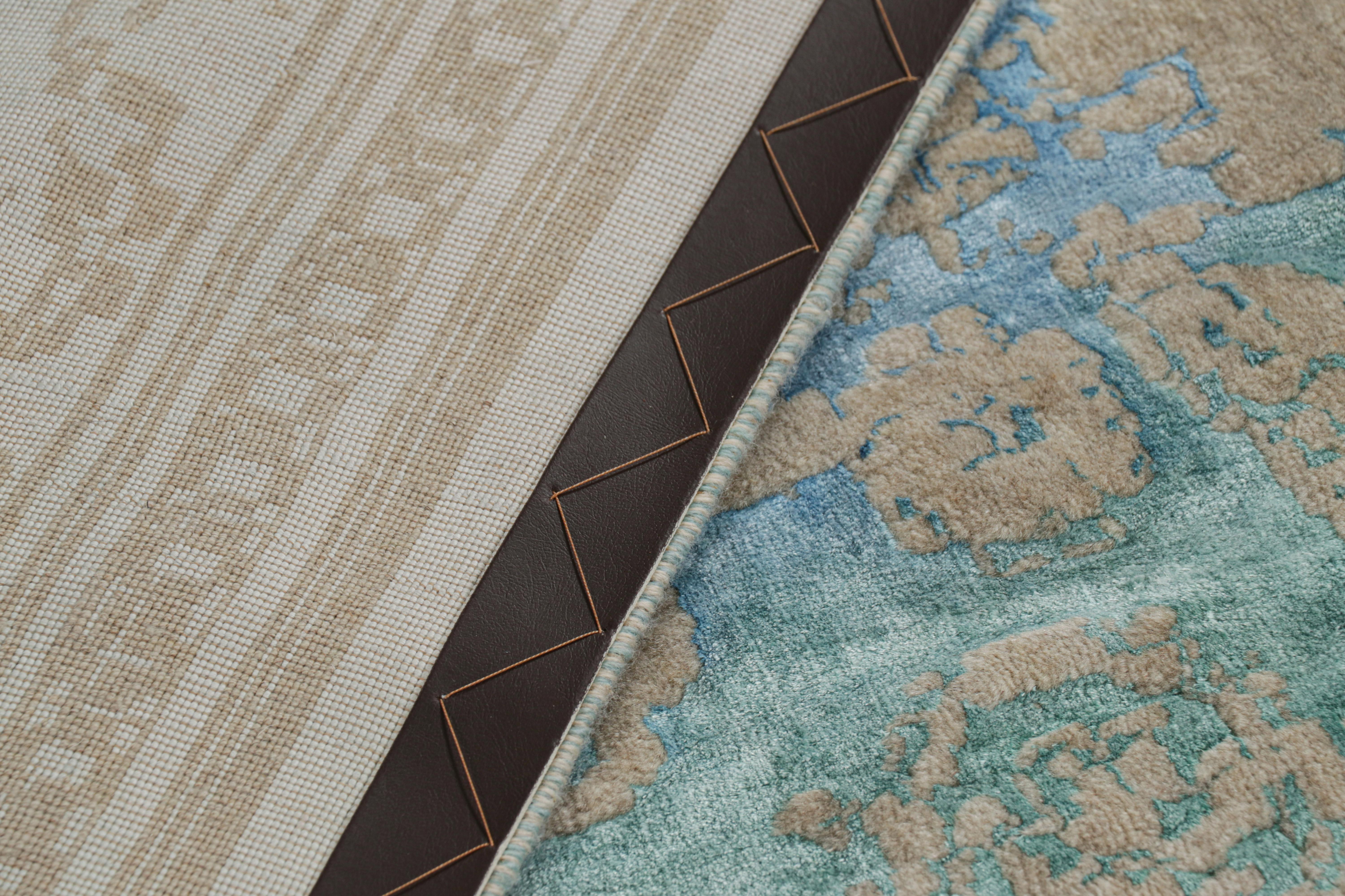 Lana Tappeto Modern Classics di Rug & Kilim in beige-marrone e blu con motivi floreali in vendita