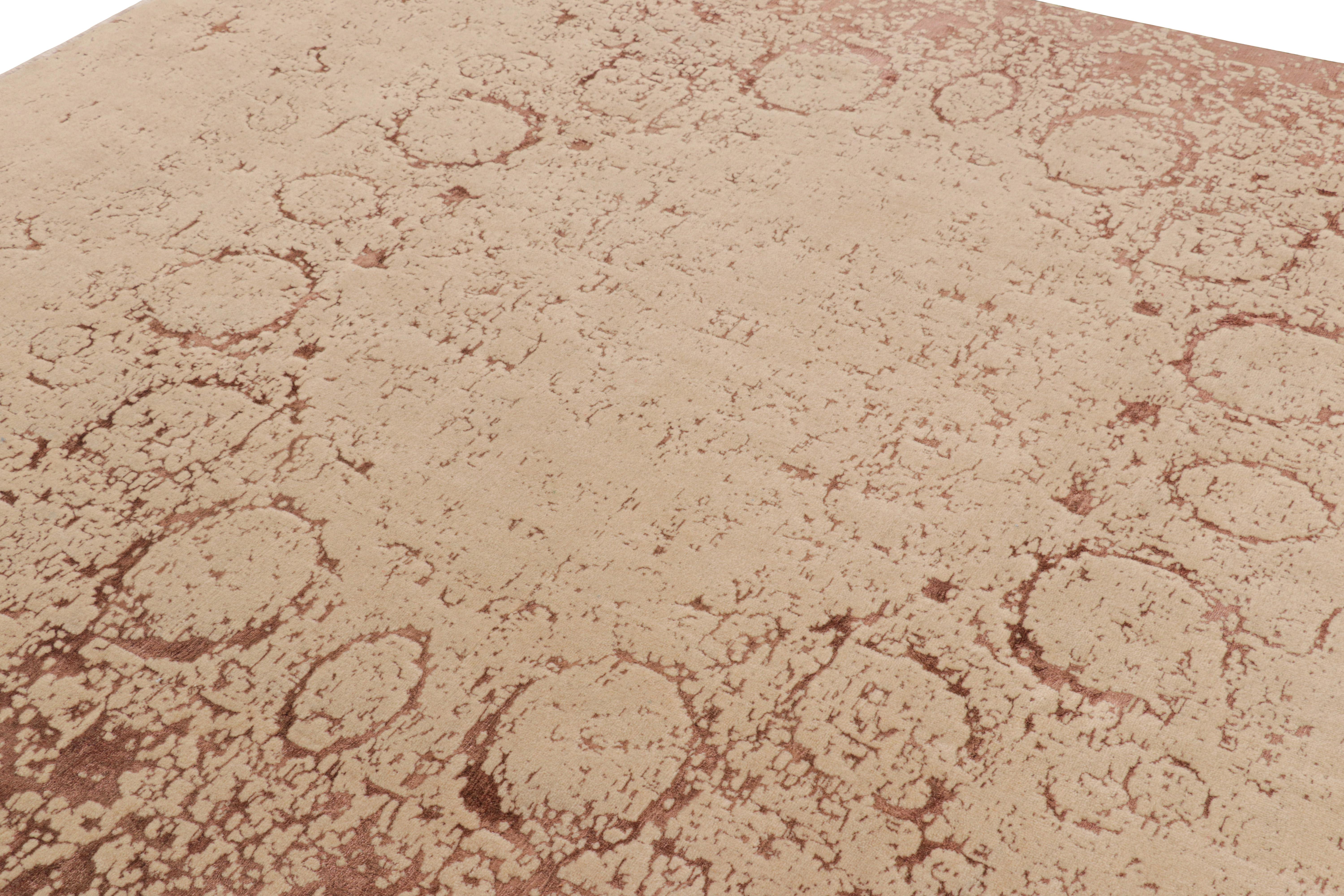 Dieser handgeknüpfte Wollteppich im Format 8x10 aus der Türkei mit seinen beige-braunen, pfirsichfarbenen und taupefarbenen Tönen unterstreicht ein fast abstraktes Design, das von den geometrischen Mustern antiker und Vintage-Teppiche und Kilims