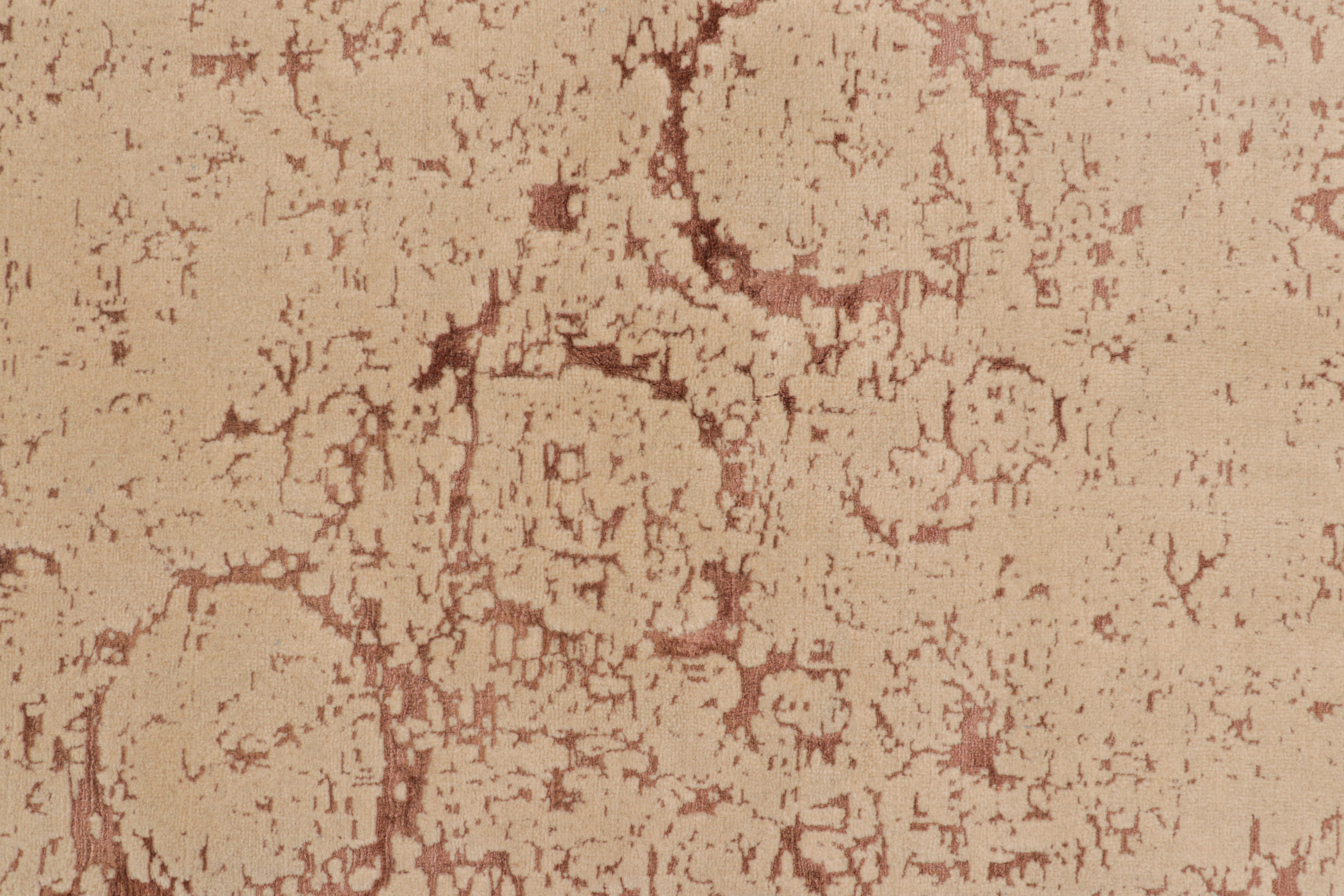 Turc Rug & Kilim's Modern Classics Rug in Beige-Brown with Abstract Geometric Pattern (Tapis Modernes en beige et marron avec motif géométrique abstrait) en vente