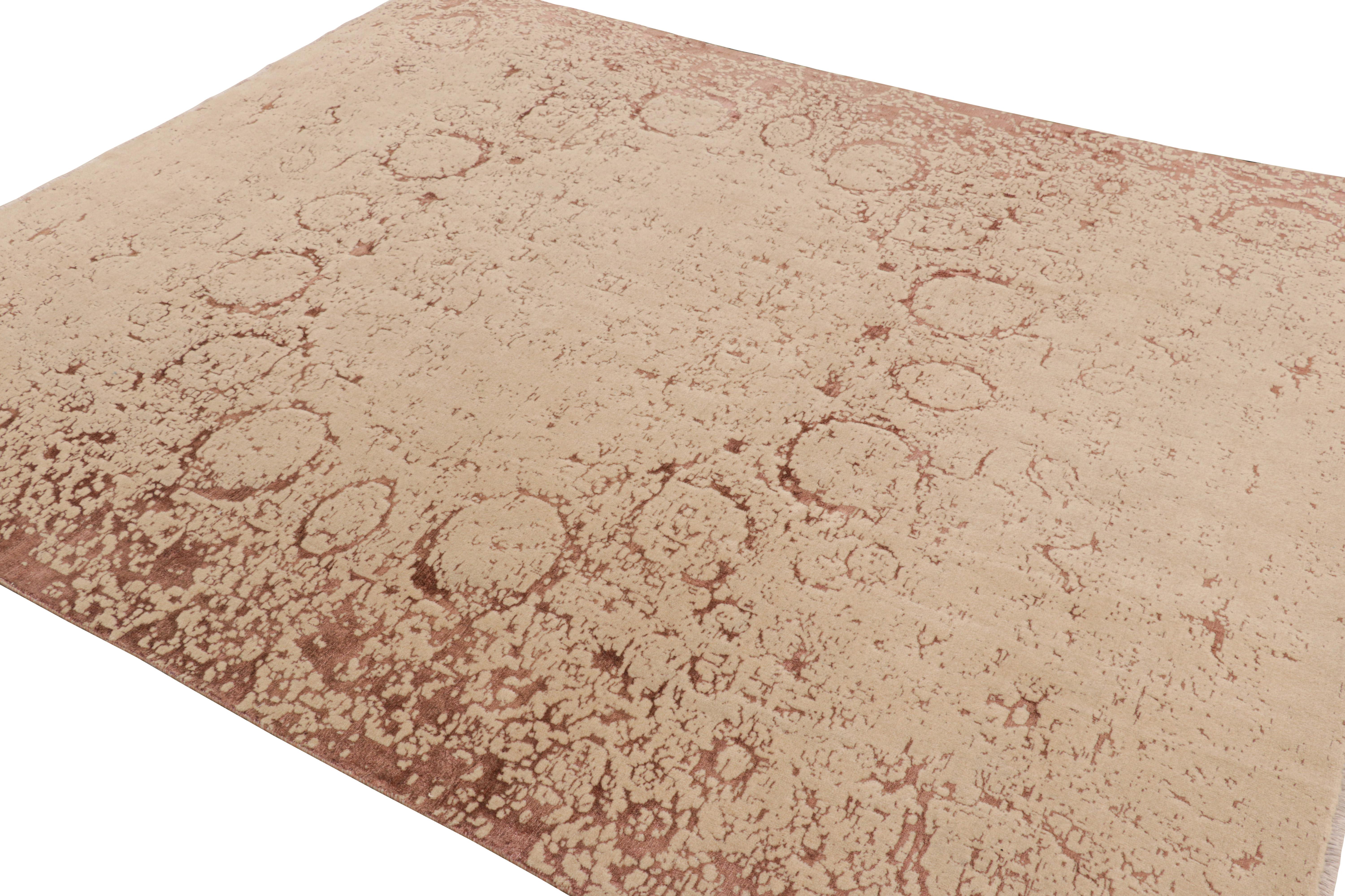 Noué à la main Rug & Kilim's Modern Classics Rug in Beige-Brown with Abstract Geometric Pattern (Tapis Modernes en beige et marron avec motif géométrique abstrait) en vente